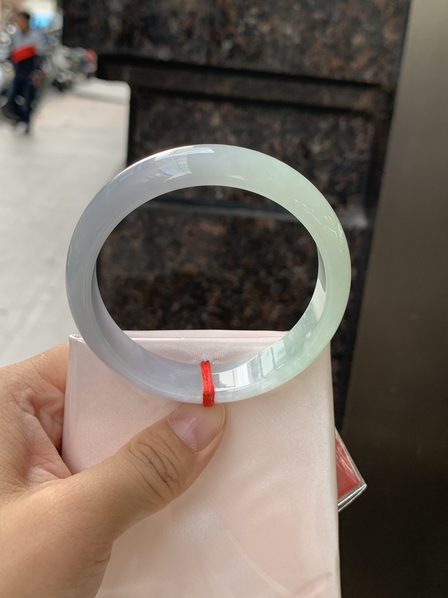 春彩正圈 57.4-13.6-6.8 0625-N1060 无裂，淡紫底色交织翠色飘花，底妆细腻温润，色泽自然柔和，一镯双色，韵味独特，日常佩戴超显气质。