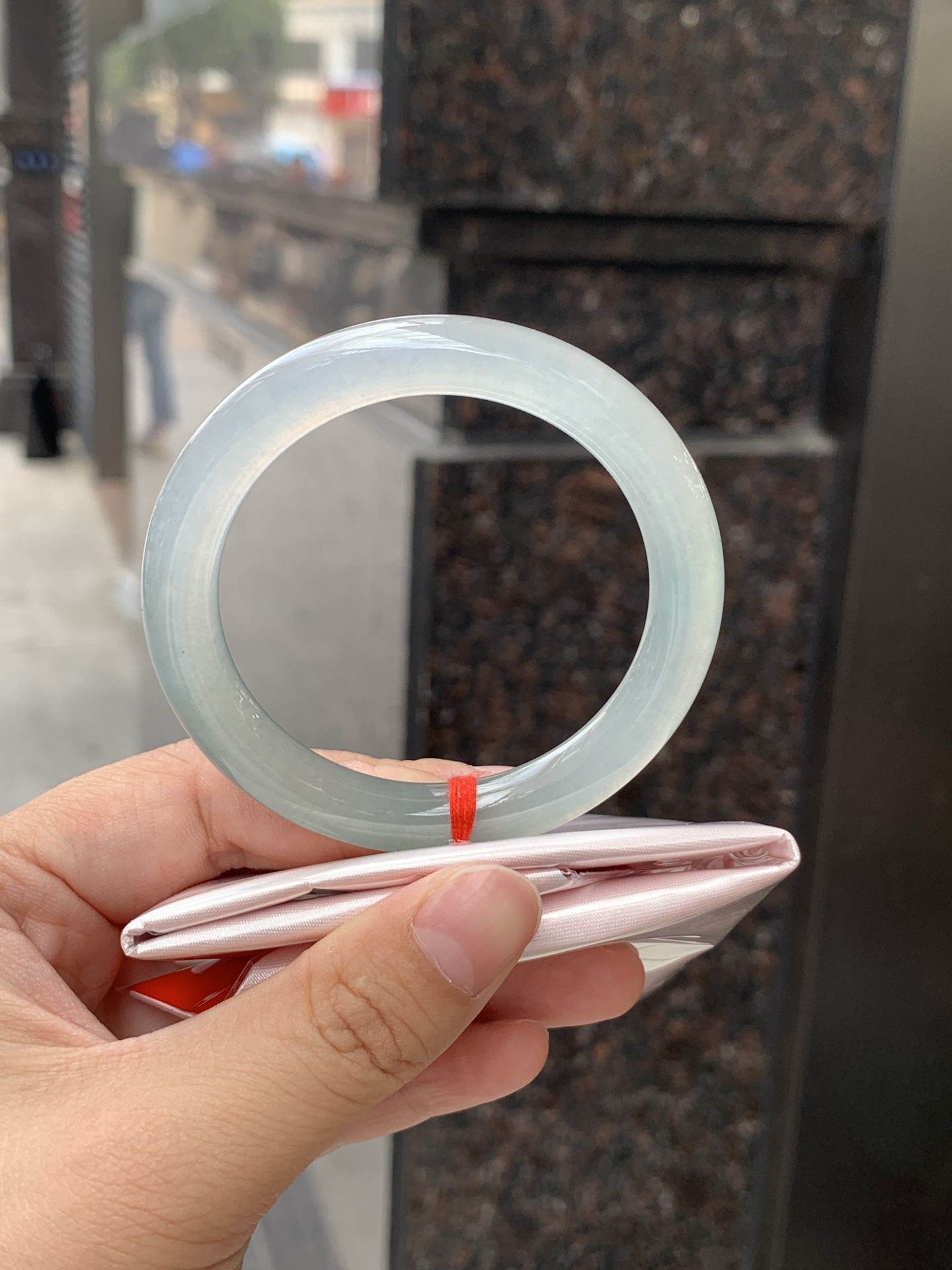 冰蓝圆条 52.8-8.4-8.9 0625-N1066 无裂，打灯色线，底妆冰润细腻，千变万化的冰晴蓝底色，拥有海的颜色，却散发着星空的光芒，这是一只来自冰川蓝的清冷气质仙女镯。