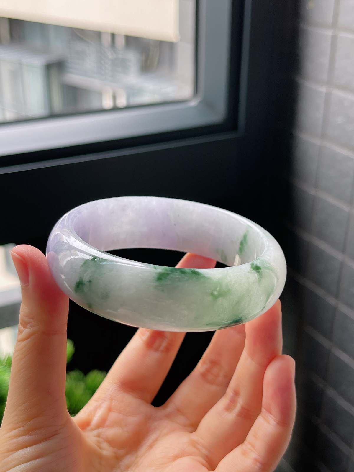 圈口59，糯化春带彩飘花紫罗兰翡翠宽版翡翠手镯