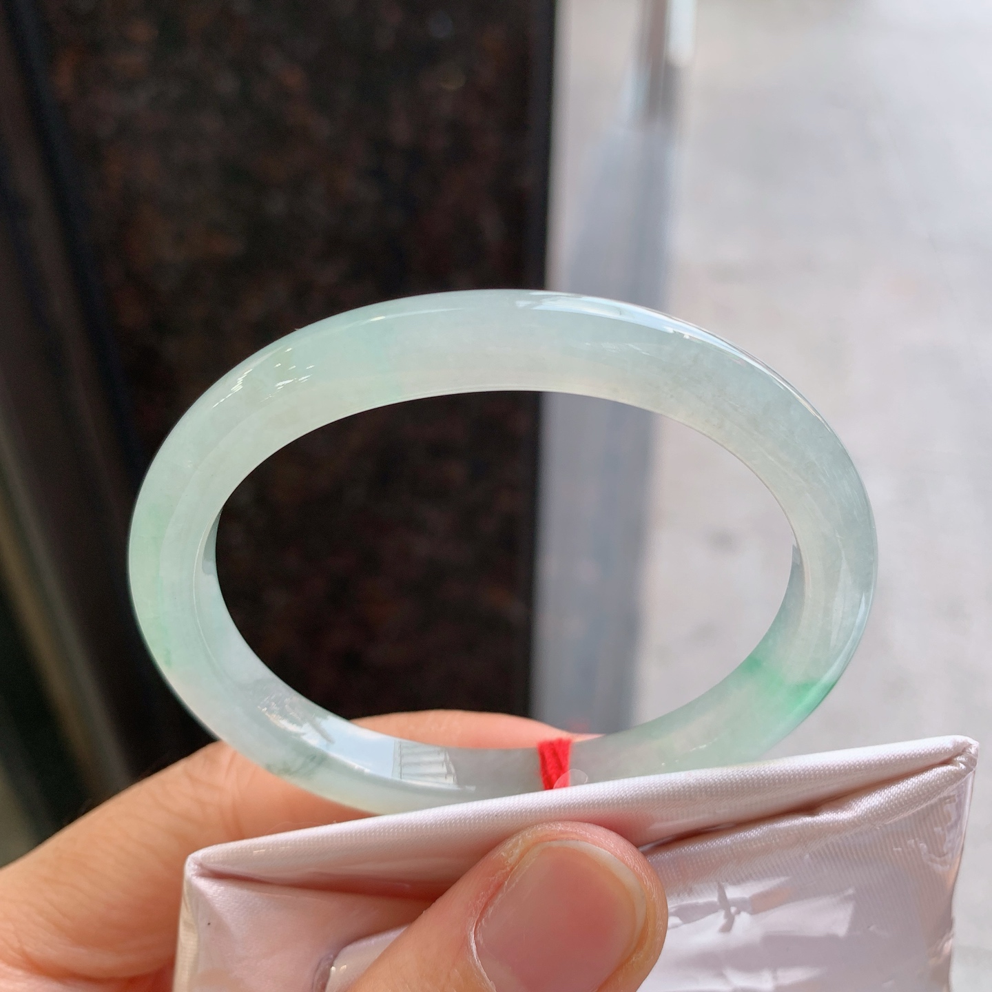 贵妃冰飘绿 无裂 尺寸：53/46/7/6.8 小圈口