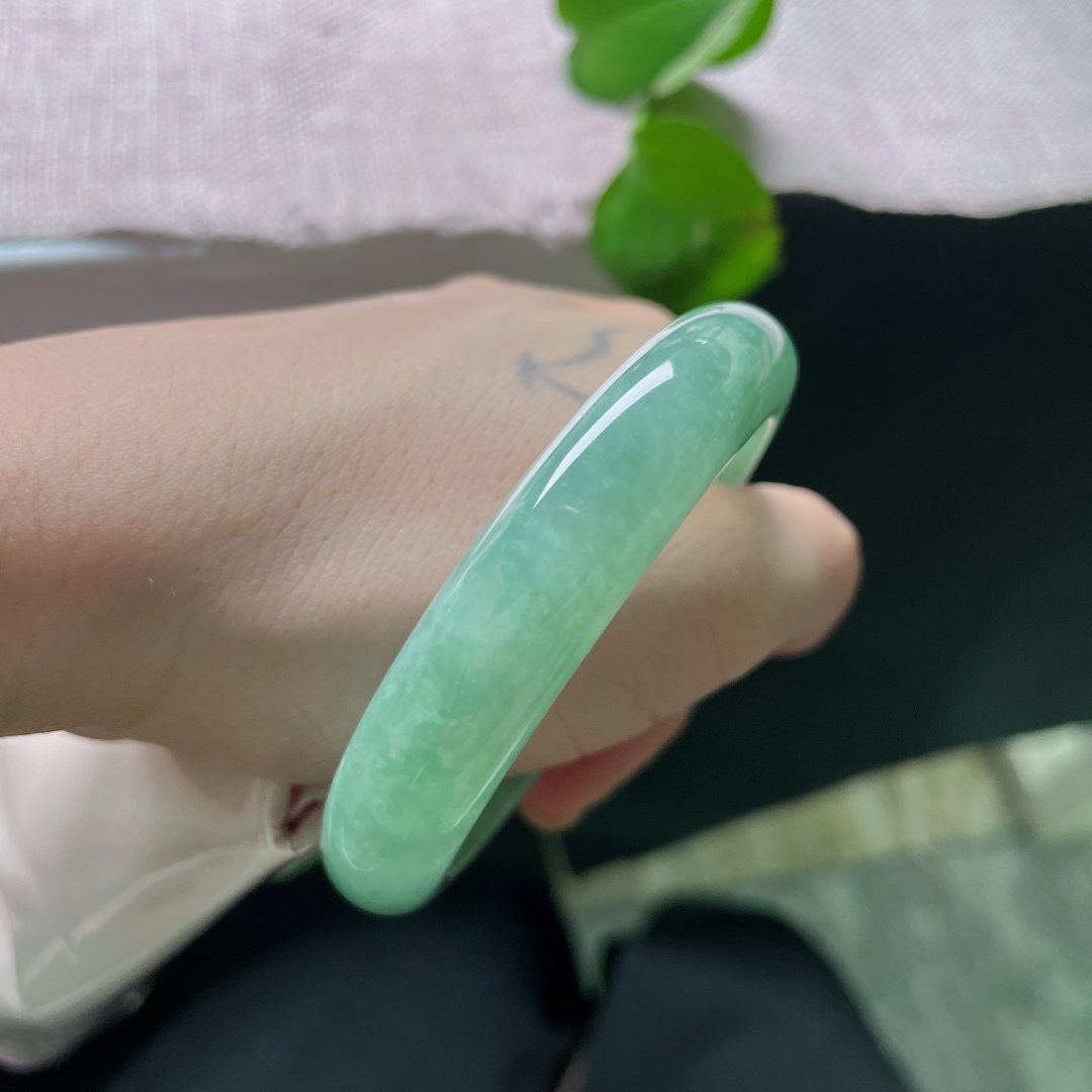 53.6/11.8/7.9，绿底正圈，晶体纹，通体匀润湖水色，水光绵柔自带沉静清逸气韵。ss54776a