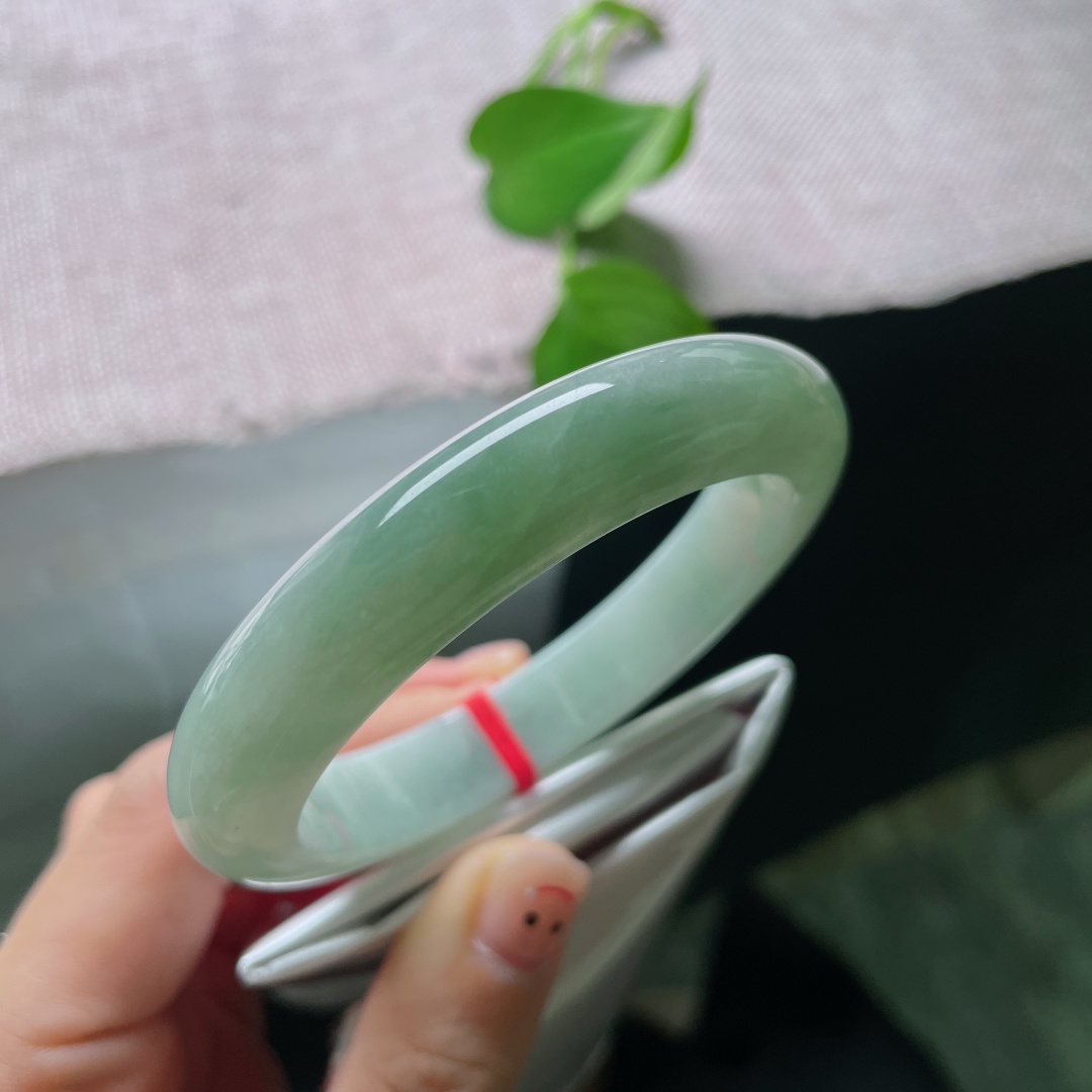 57/11.8/8.9，飘花正圈，由浅白过渡至浓润湖翠，色泽层次柔和，自带沉静清雅气韵。有纹，ss57273a