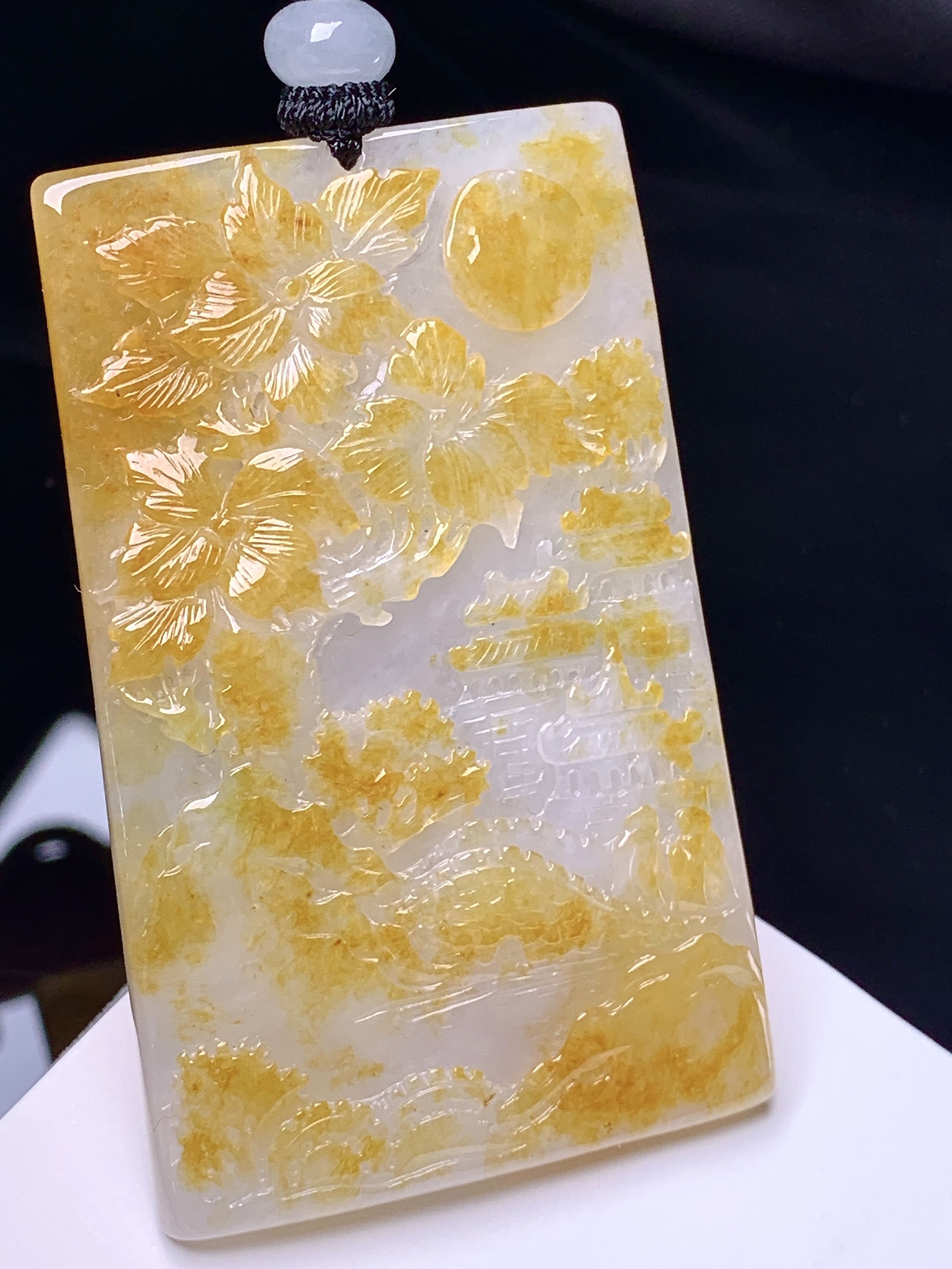 黄翡山水牌子吊坠 玉质细腻 色泽艳丽清新 整体尺寸55.3*34.5*5.8 L1