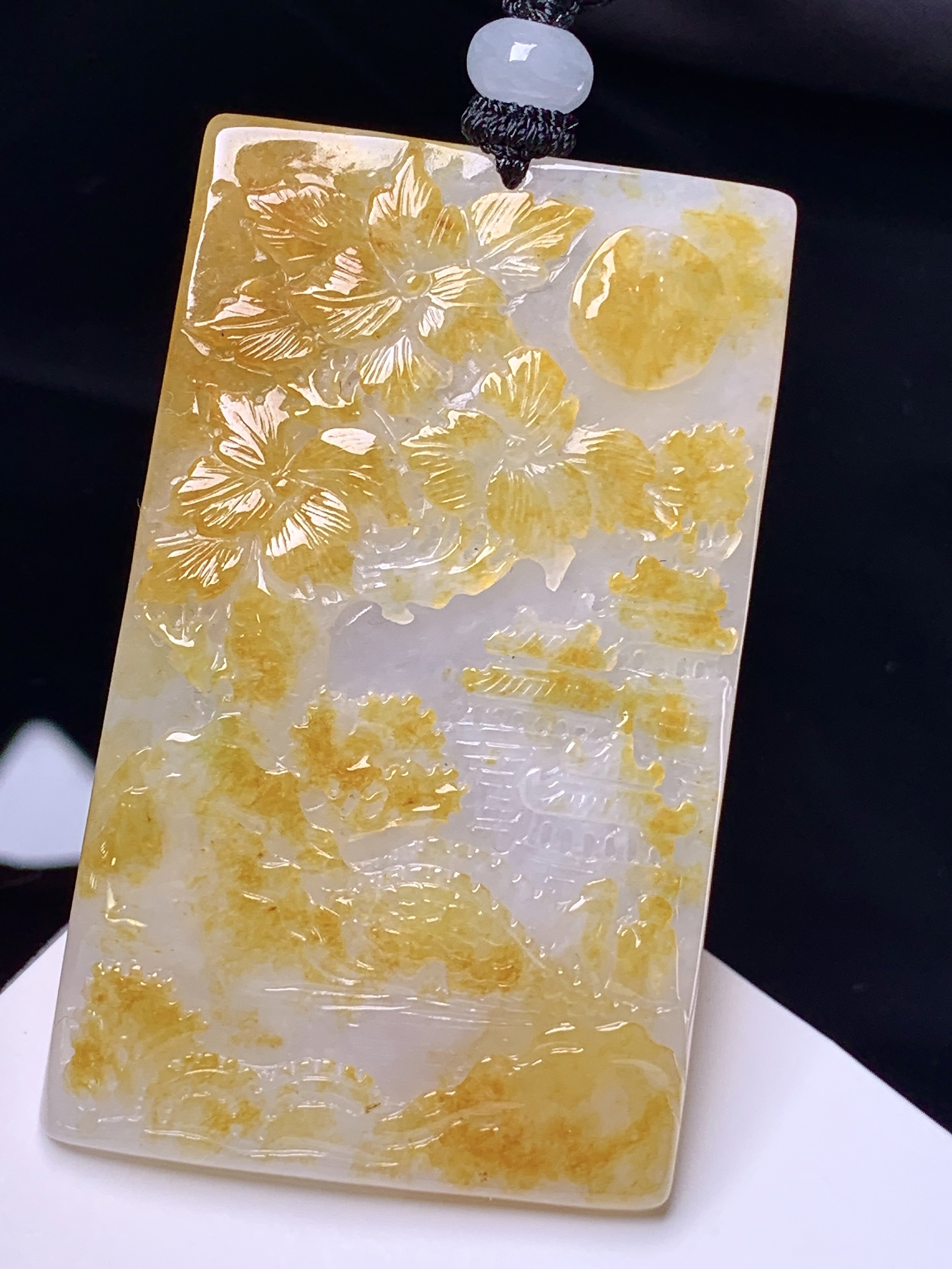 黄翡山水牌子吊坠 玉质细腻 色泽艳丽清新 整体尺寸55.3*34.5*5.8 L1