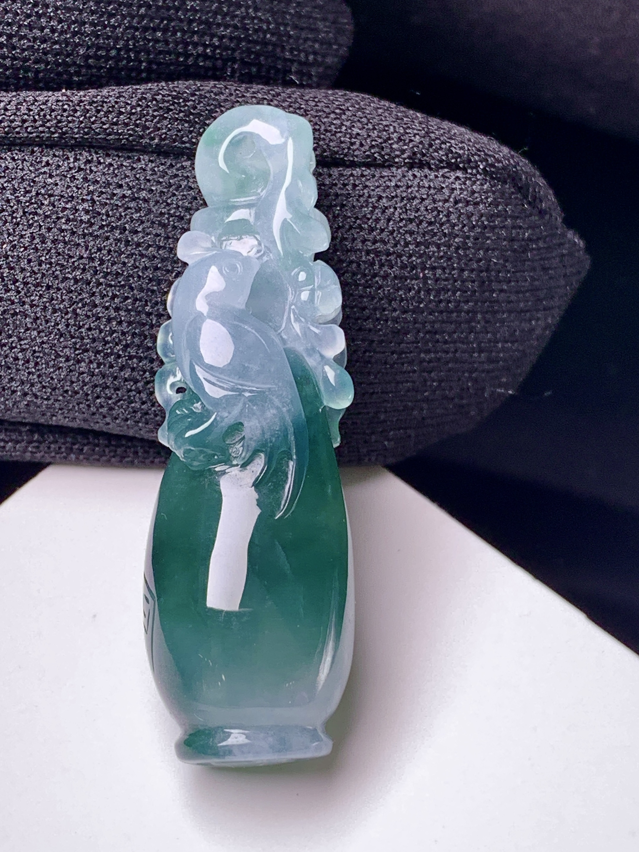 冰油喜鹊青花瓶吊坠 玉质细腻 色泽艳丽清新 整体尺寸38.8*12.3*10 c1
