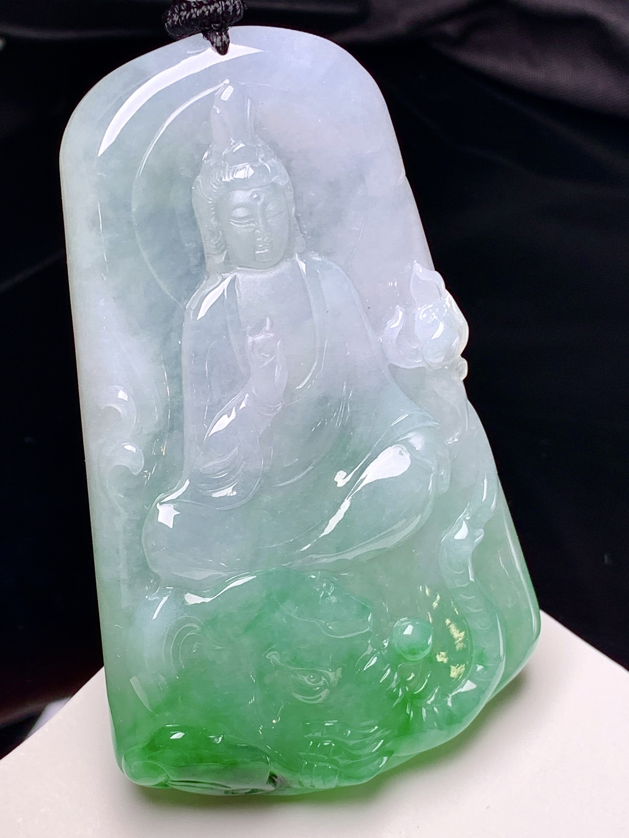 飘绿观音菩萨吊坠 玉质细腻 色泽艳丽清新 整体尺寸69.5*42.8*7.3 w1