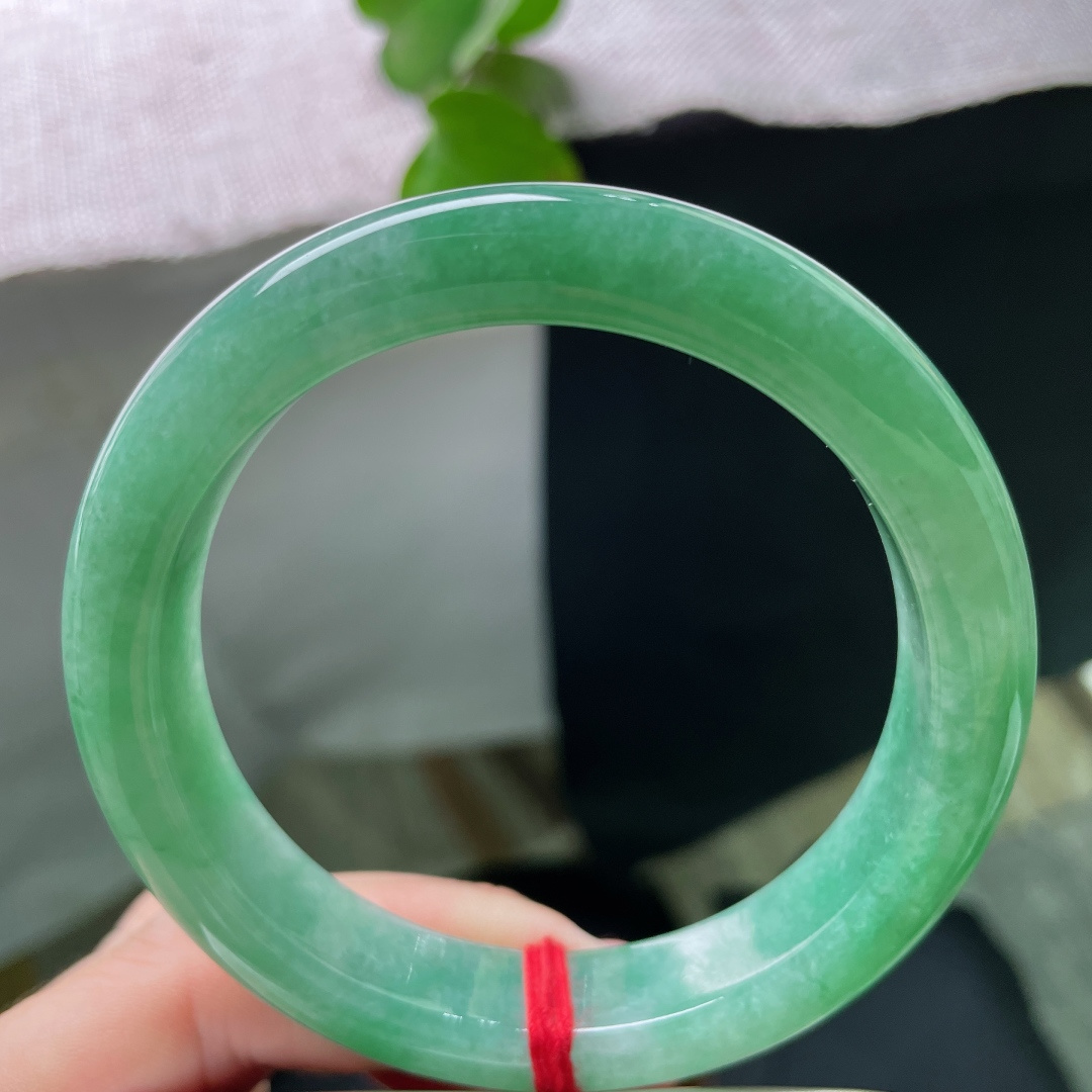 57.5/12.2/9.3，满绿正圈，无裂，满圈柔翠莹润透亮，腕间揽住一腕清柔美好，满目温柔动人。ss51666a