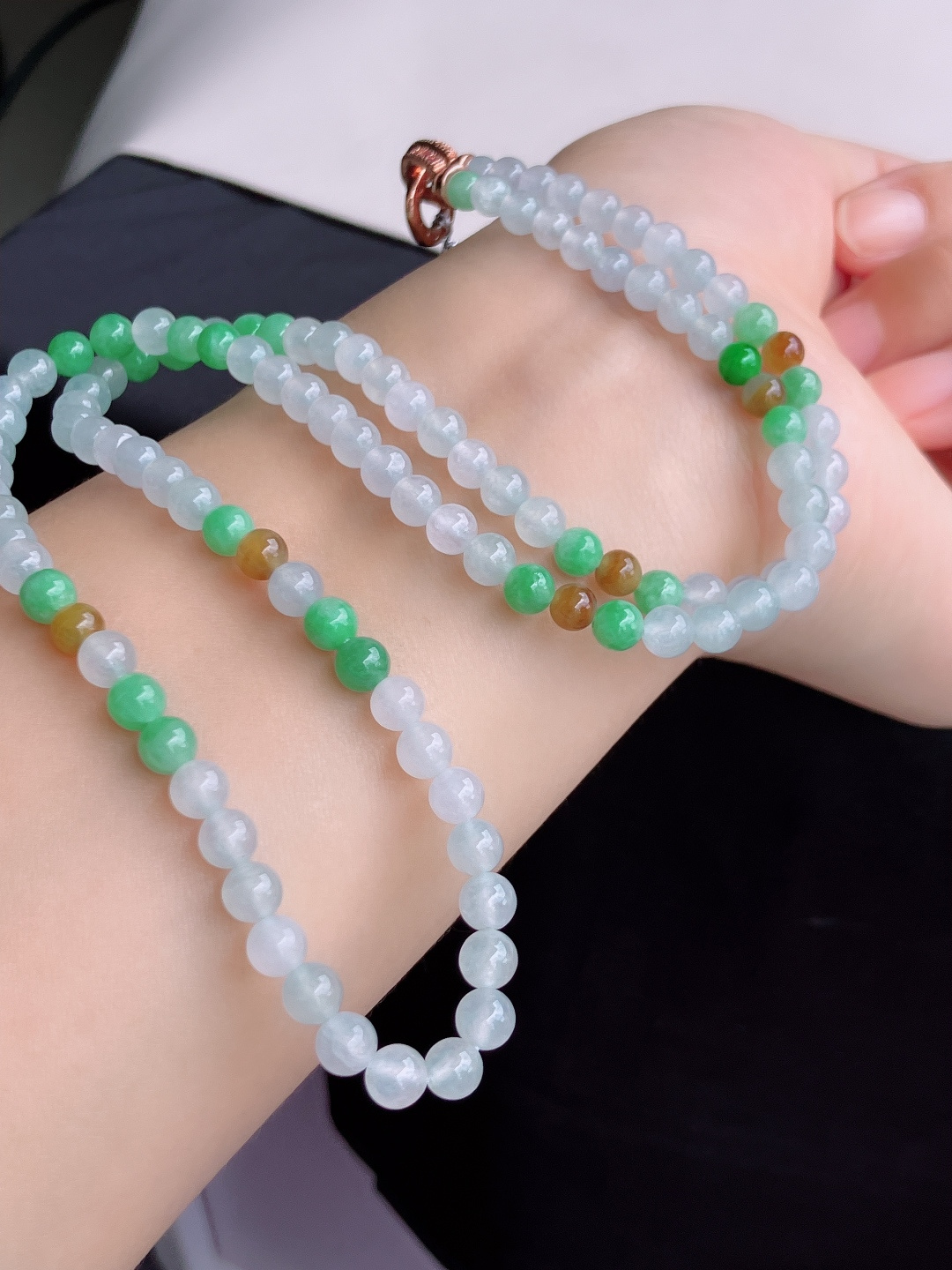 三彩珠链，晶莹剔透，特色，尺寸5.6/3圈半，自然光实拍