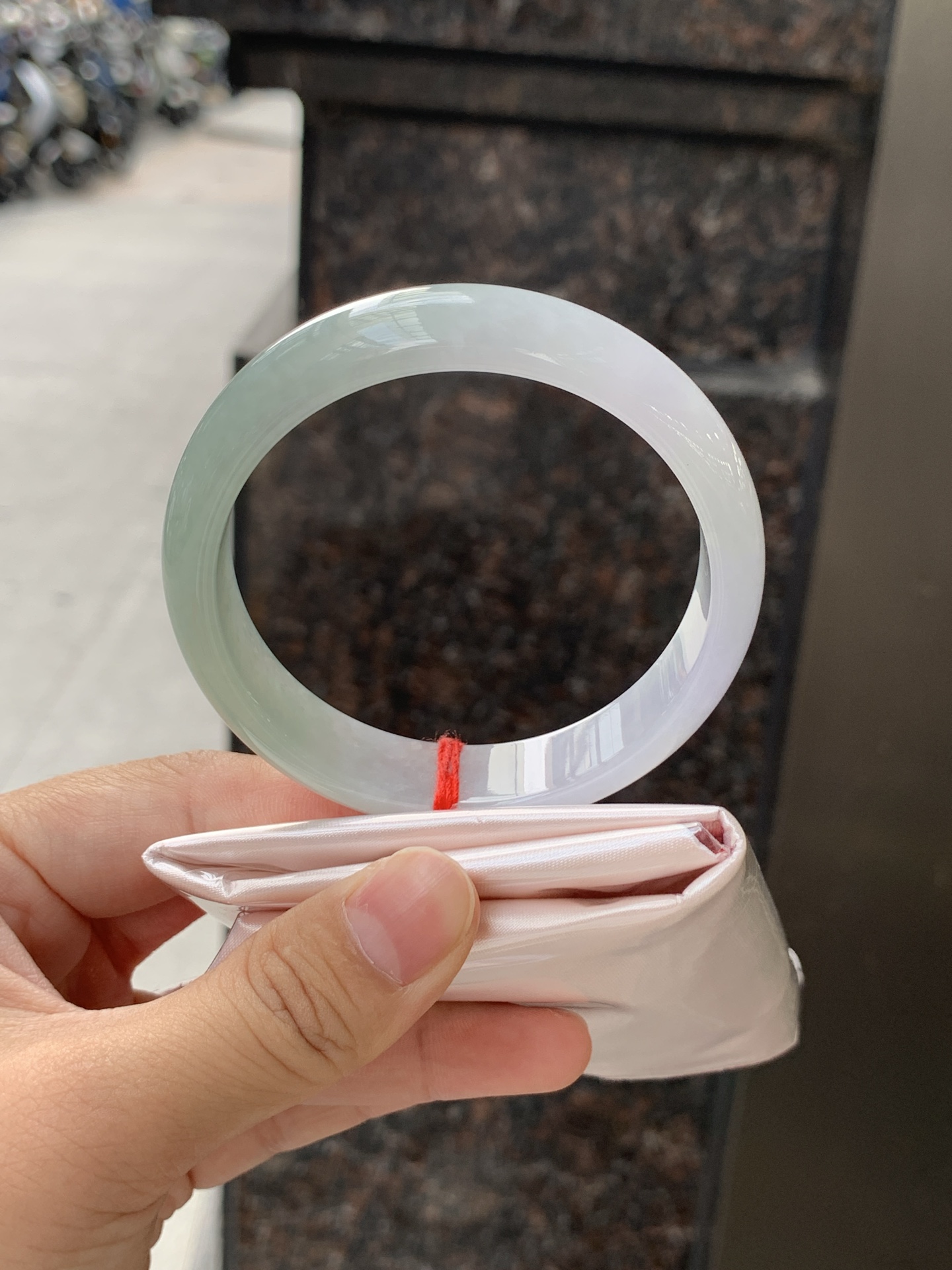 春彩正圈 57.4-13.6-6.8 0625-N1060 无裂，淡紫底色交织翠色飘花，底妆细腻温润，色泽自然柔和，一镯双色，韵味独特，日常佩戴超显气质。