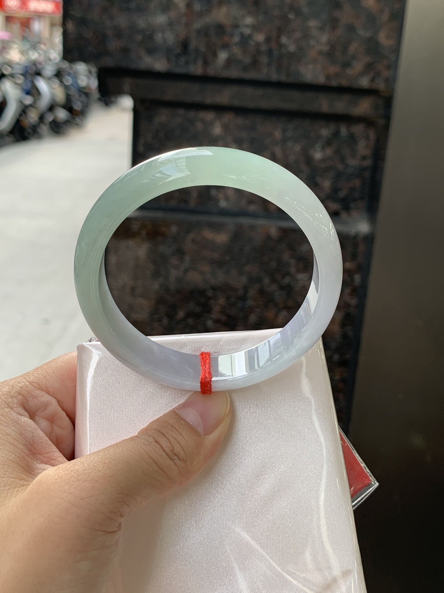 春彩正圈 57.4-13.6-6.8 0625-N1060 无裂，淡紫底色交织翠色飘花，底妆细腻温润，色泽自然柔和，一镯双色，韵味独特，日常佩戴超显气质。