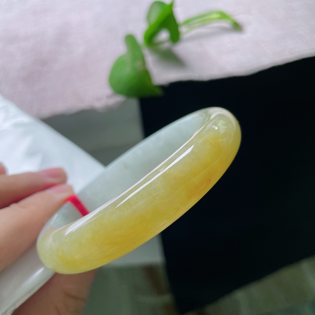 56.9/12.8/8.6，黄翡正圈，细腻，腕间凝金福，岁岁皆丰盈，凝千年山川灵气，聚一方福气财气，无裂，ss47855a