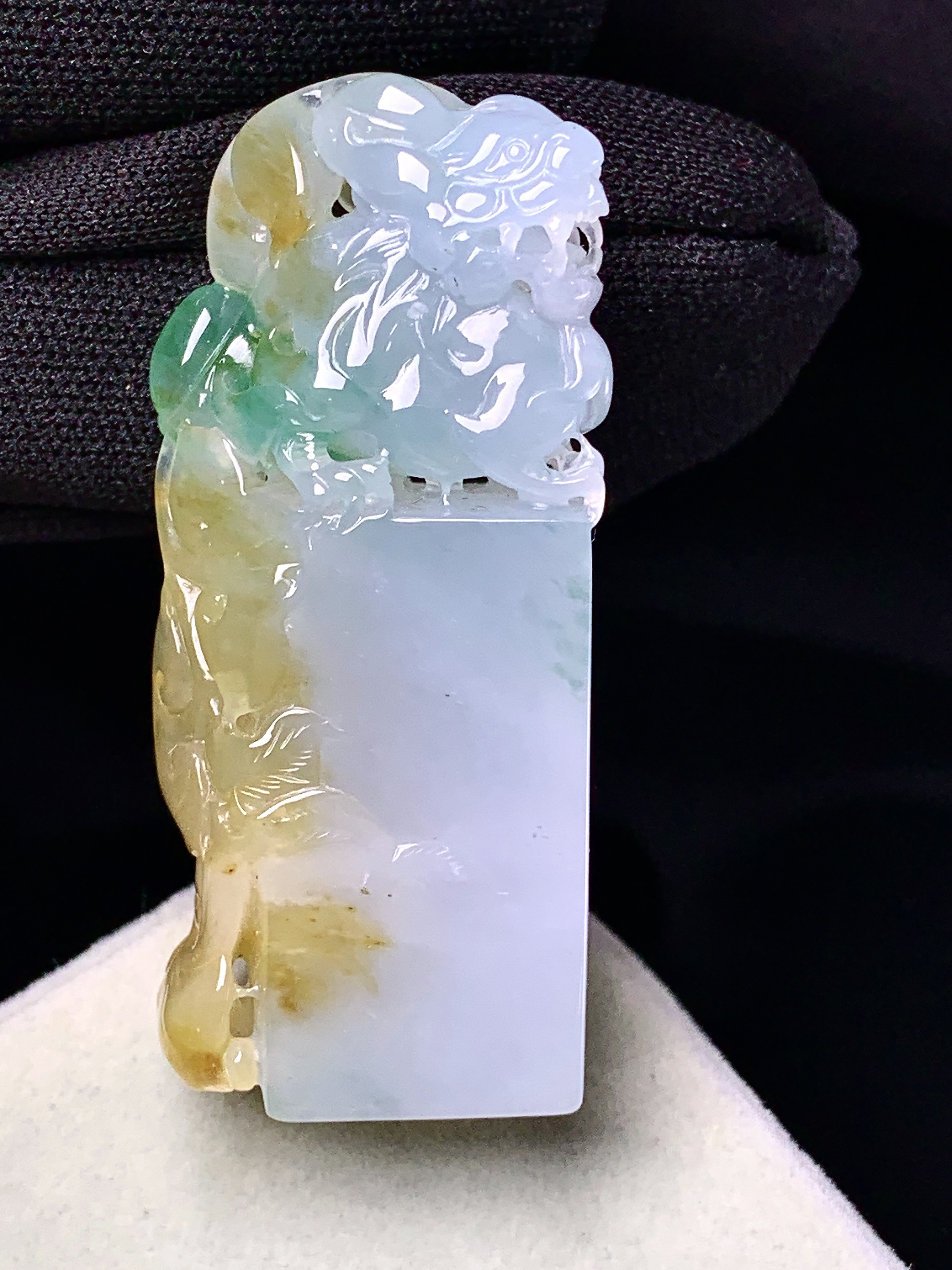 飘黄绿翡貔貅印章吊坠 玉质细腻 色泽艳丽清新 整体尺寸47.2*20*11.8 c1