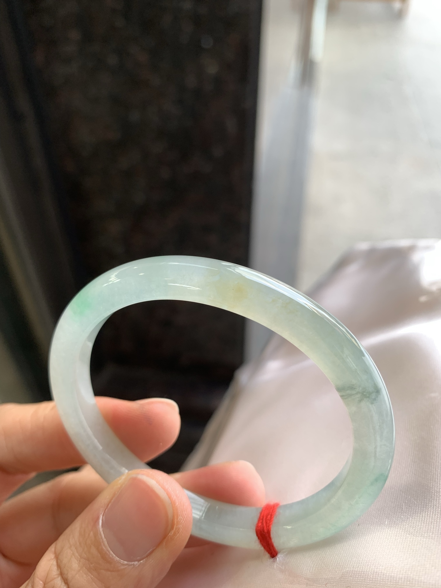 贵妃冰飘绿 无裂 尺寸：53/46/7/6.8 小圈口