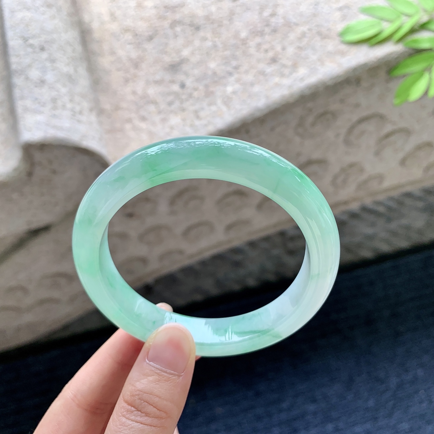 正圈 59 60，圈口60/12.2/9，编码HD062605，描述冰糯飘绿，水润，种老，细腻，打灯有棉线