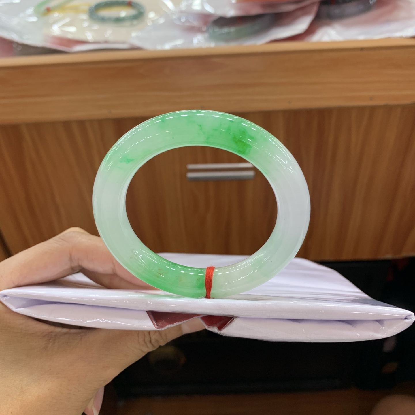 062434XY 飘绿圆条翡翠手镯 55.4-11.2