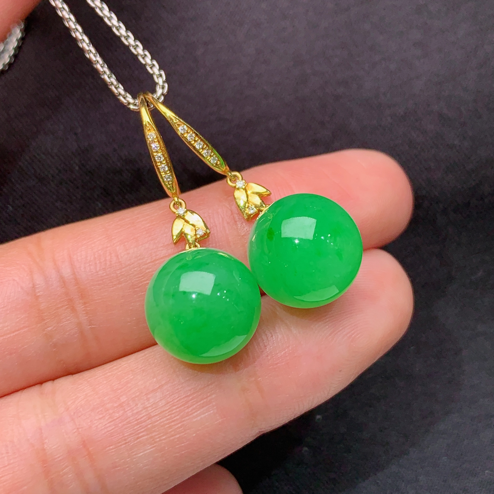 阳绿圆珠耳坠，18k金镶嵌，简约时尚。冰润色阳，种水足，Xyg 尺寸11.8