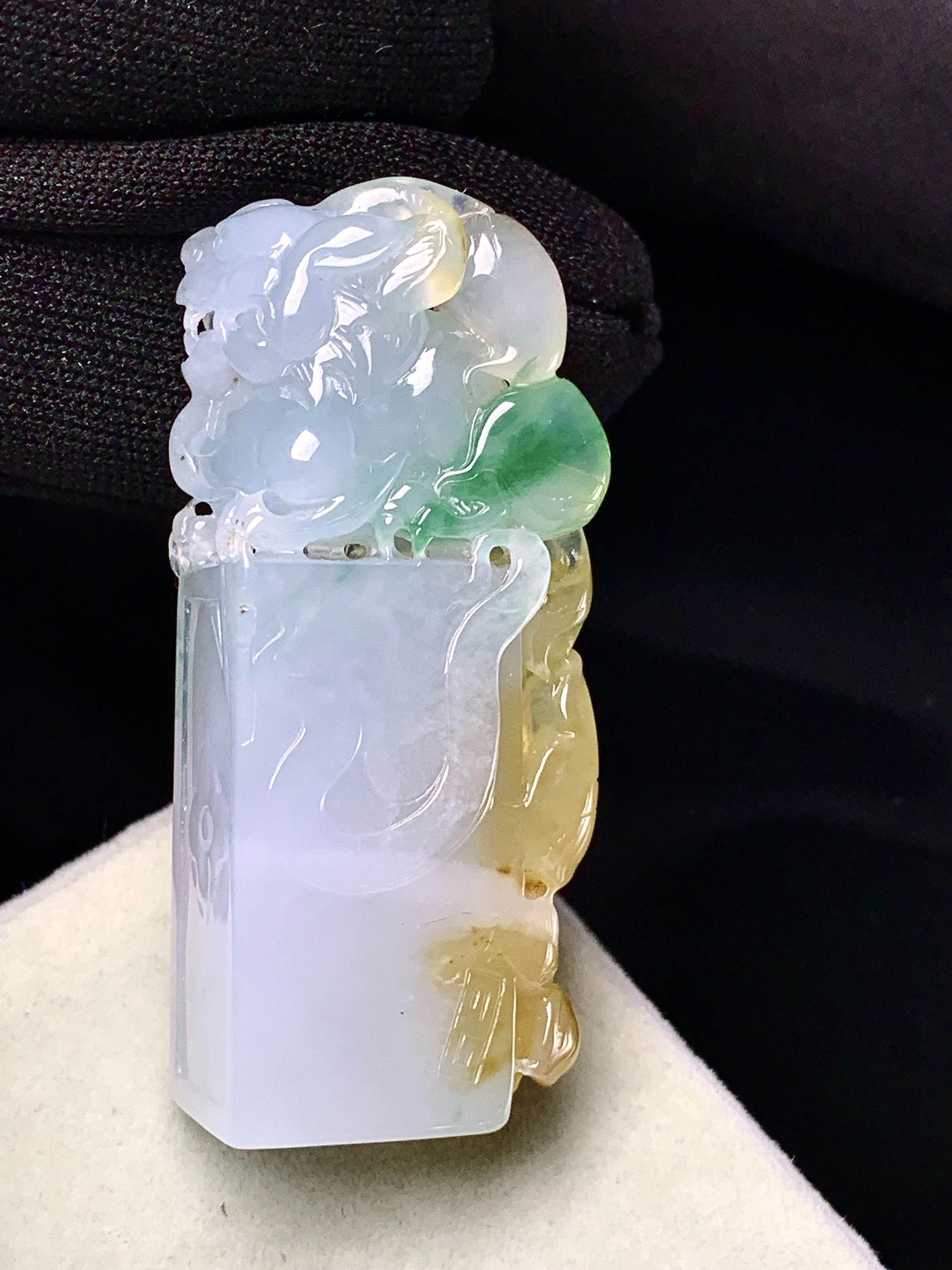 飘黄绿翡貔貅印章吊坠 玉质细腻 色泽艳丽清新 整体尺寸47.2*20*11.8 c1