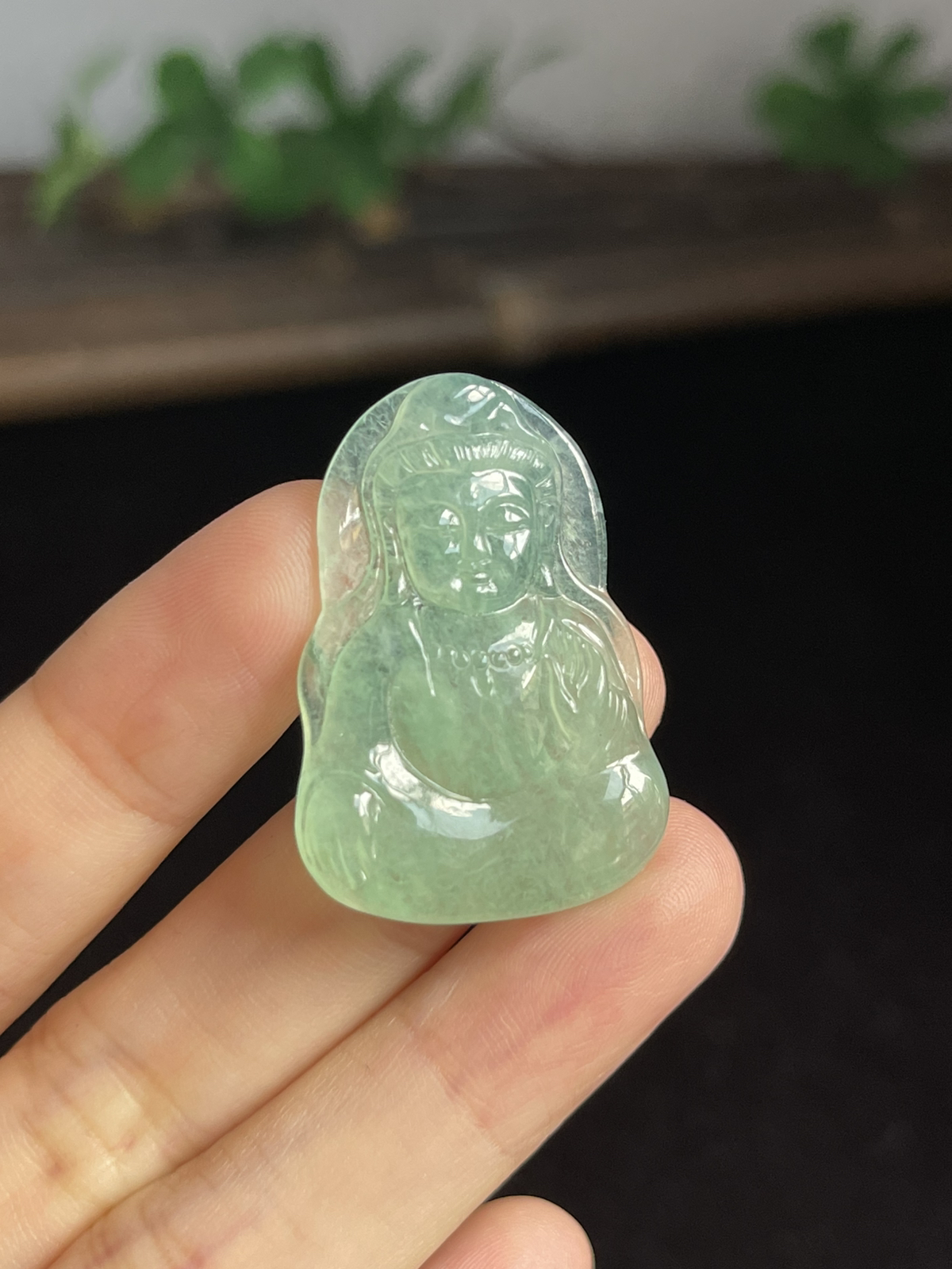 翡翠冰糯种浅绿色吊坠