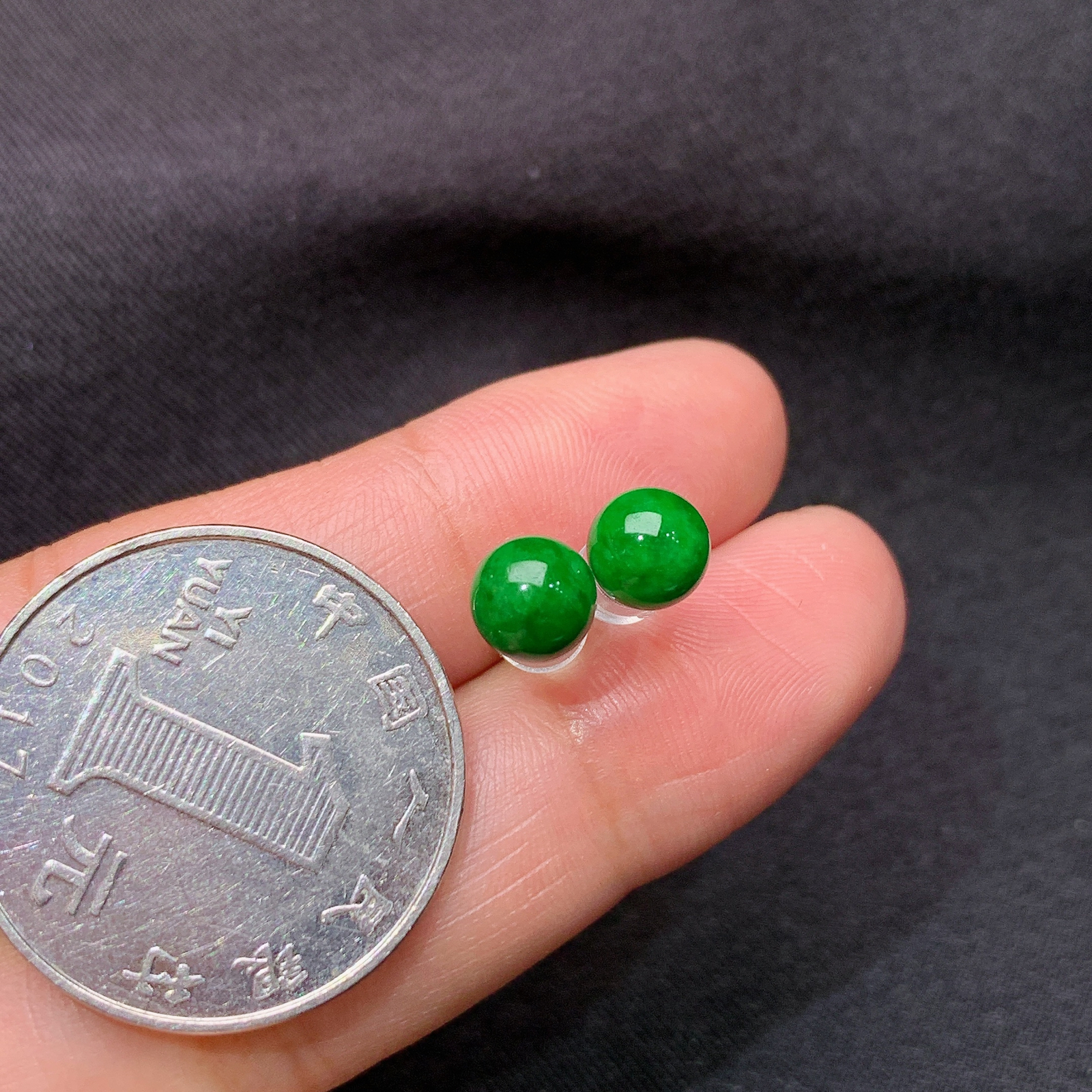 冰阳绿圆珠耳钉，18k金镶嵌，简约时尚。冰润色阳，种水足，Xyg 尺寸6