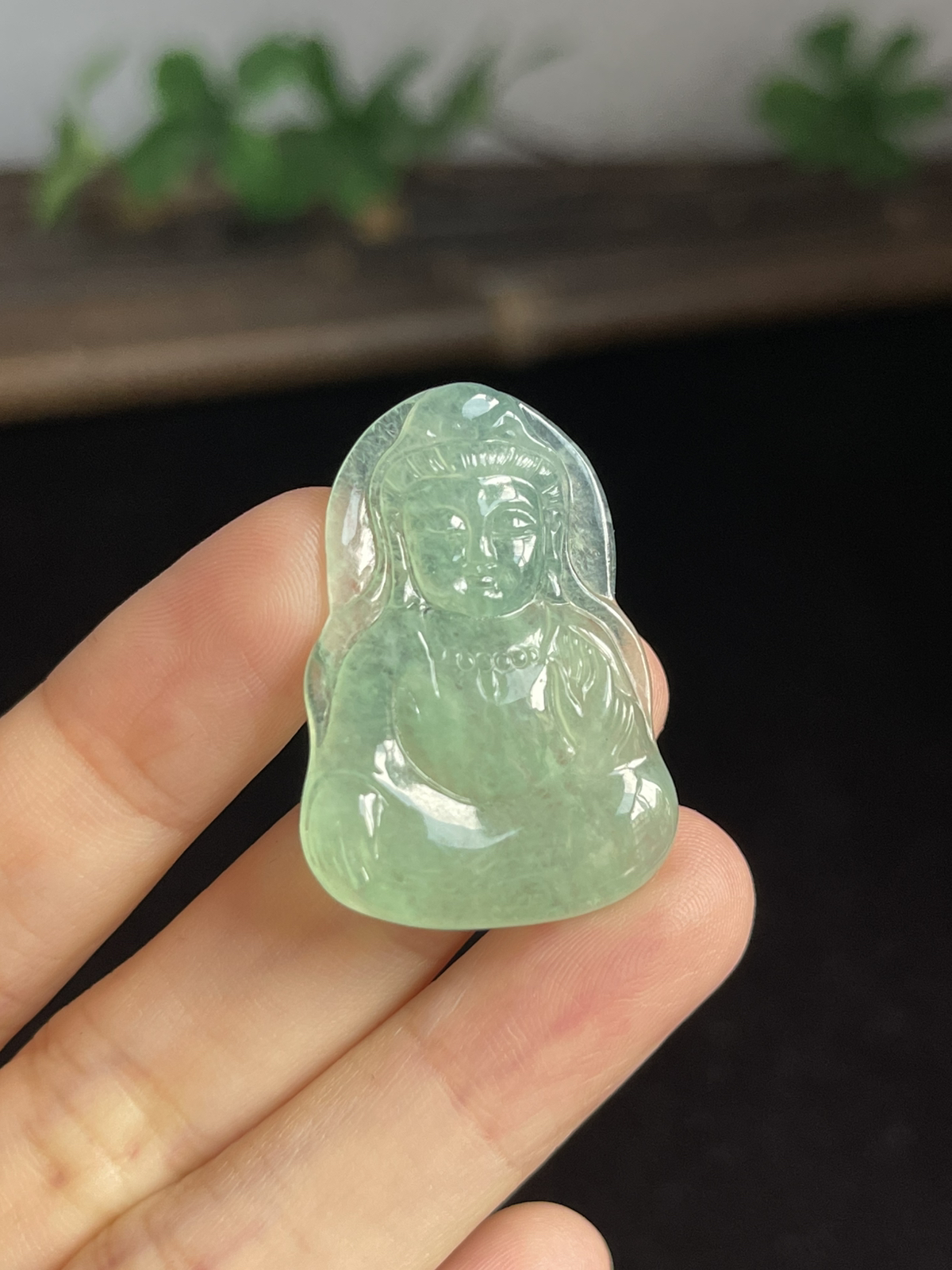 翡翠冰糯种浅绿色吊坠
