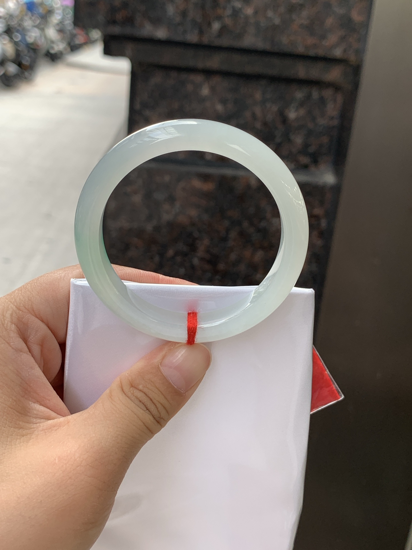 冰飘绿正圈 50.8-9.4-7.2 0625-N1065 无裂，玉质冰润细腻，清爽的底子飘一朵甜阳绿花，鲜活而灵动，犹如新冒的嫩芽，艳丽惹人