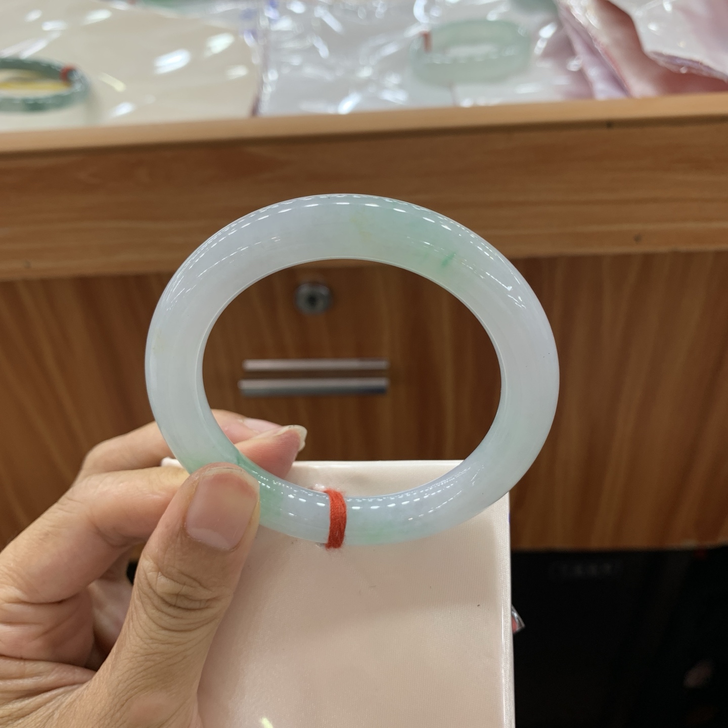 062411MMJ 飘绿圆条翡翠手镯 55.2-9.7-10