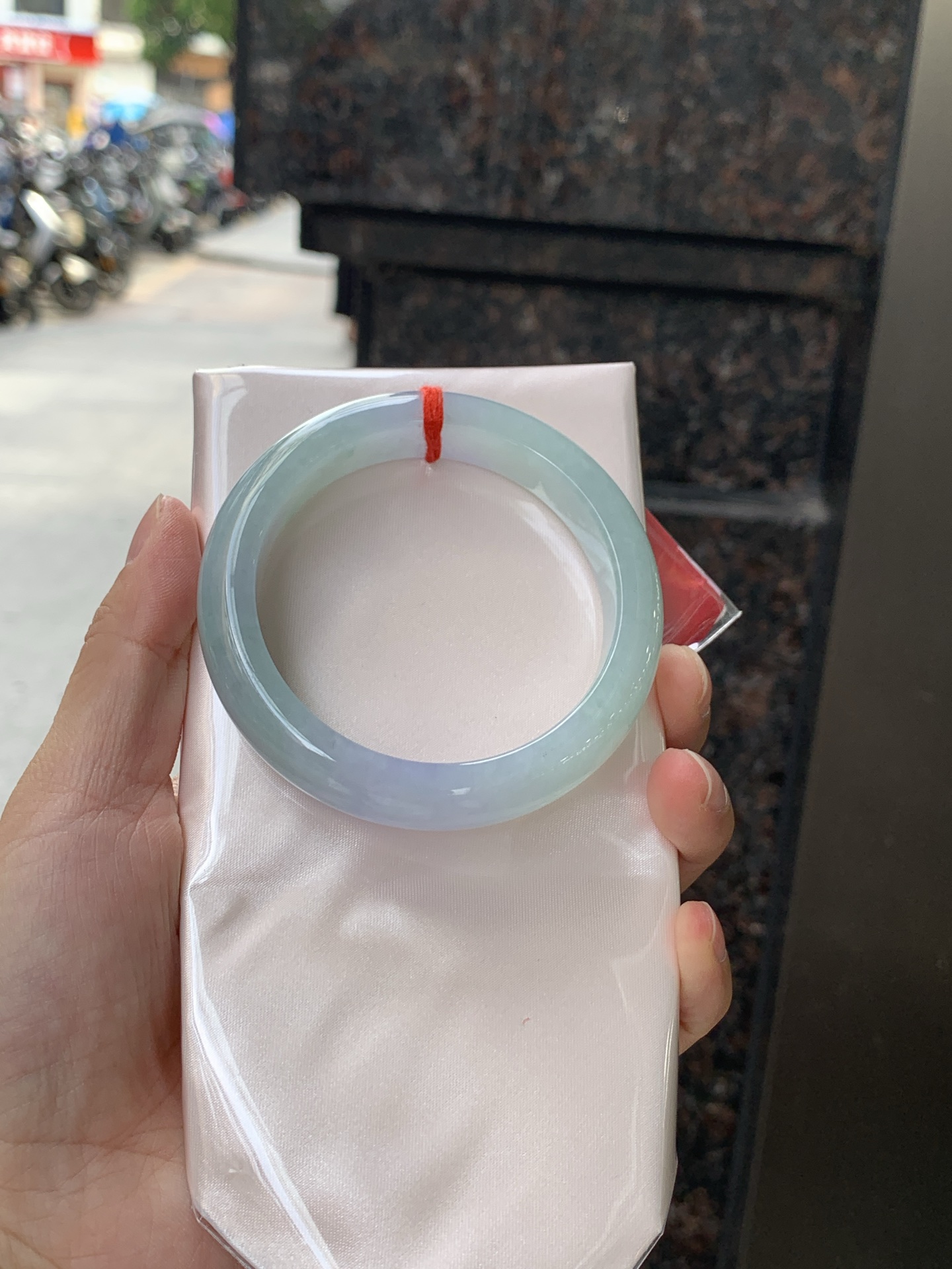 春彩正圈 0625-N930-15 无裂，淡紫底色交织翠色飘花，底妆细腻温润，色泽自然柔和，一镯双色，韵味独特，日常佩戴超显气质。
