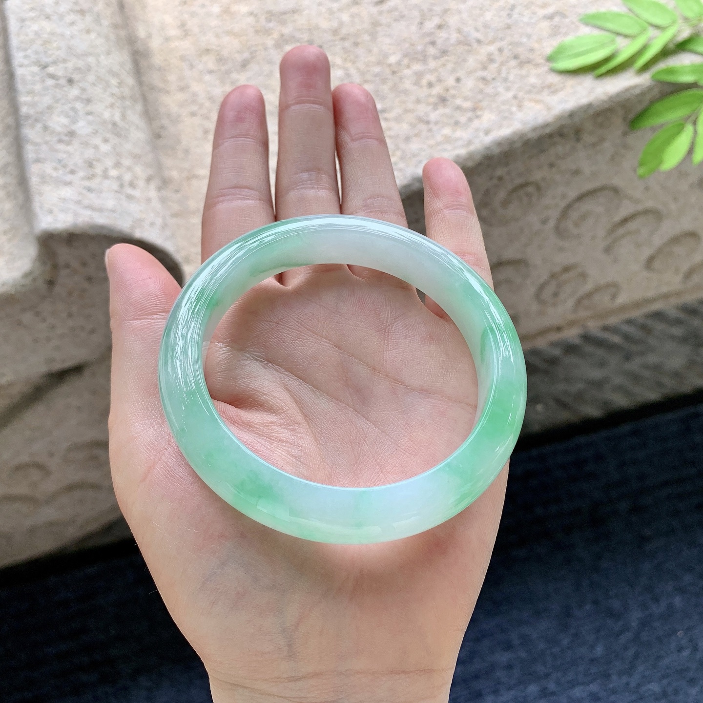 正圈 59 60，圈口60/12.2/9，编码HD062605，描述冰糯飘绿，水润，种老，细腻，打灯有棉线
