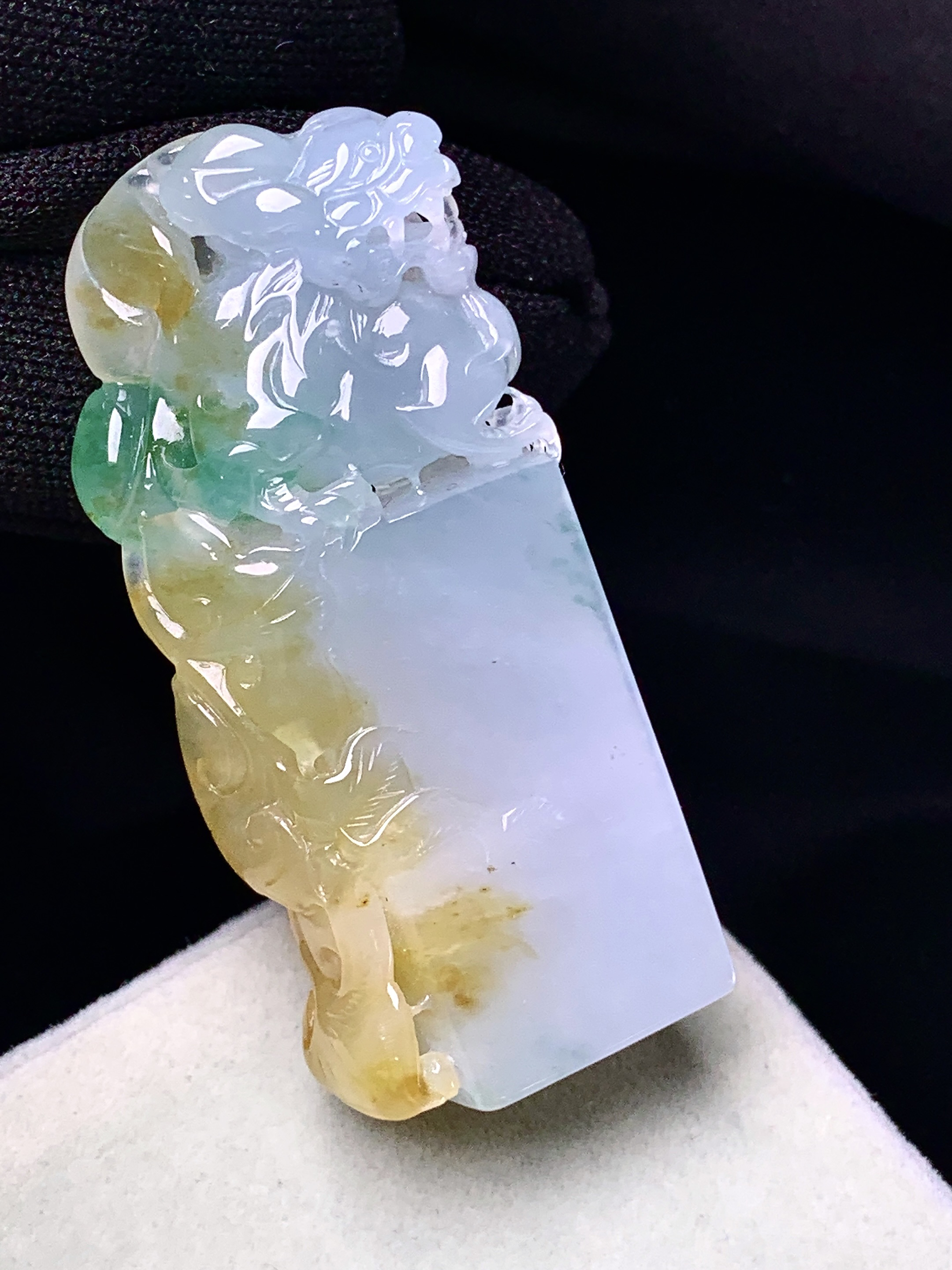 飘黄绿翡貔貅印章吊坠 玉质细腻 色泽艳丽清新 整体尺寸47.2*20*11.8 c1