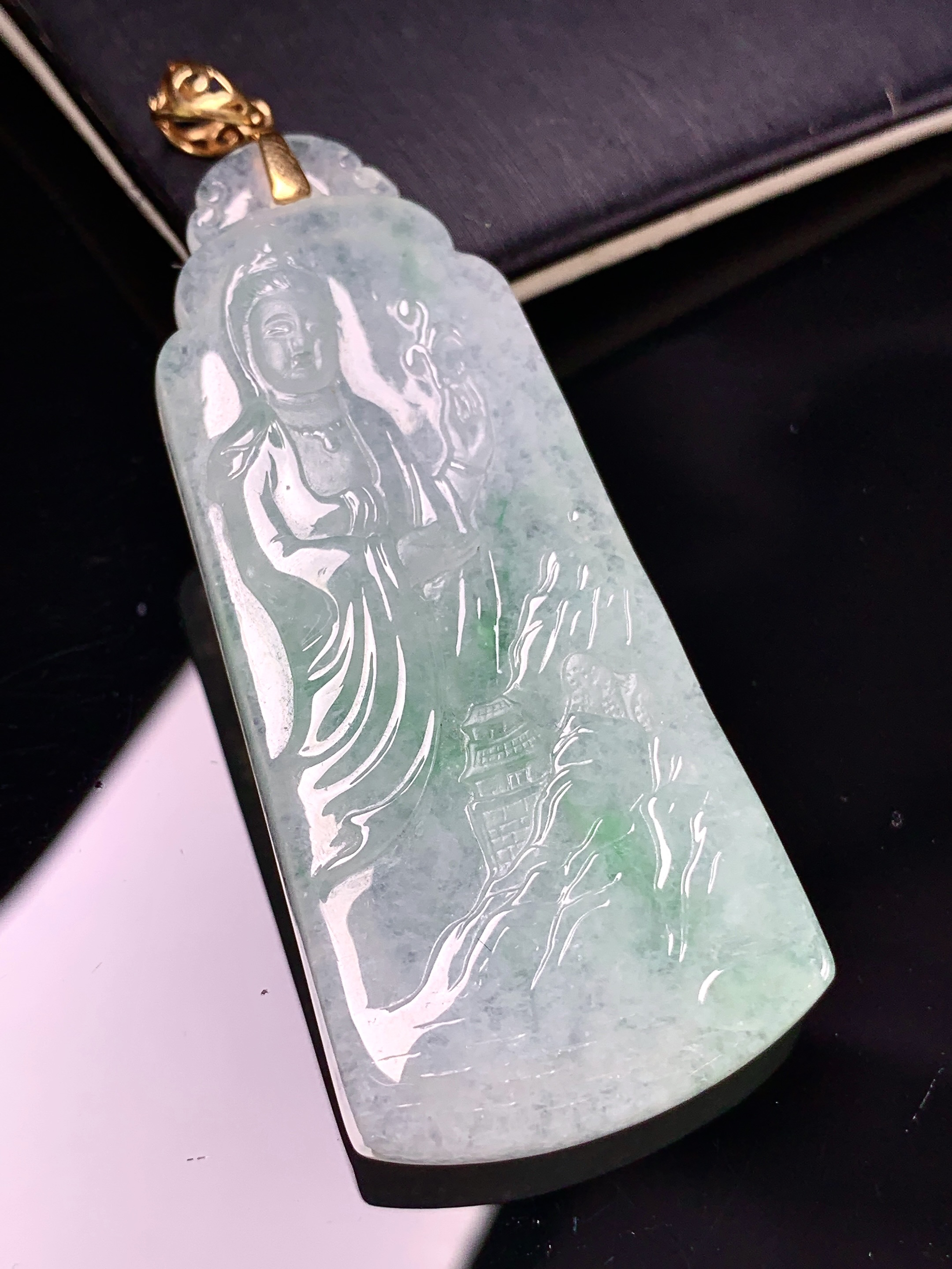 18k金镶嵌飘绿山水观音菩萨吊坠 玉质细腻 色泽艳丽清新 整体尺寸66.7*25.5*6.6 j1