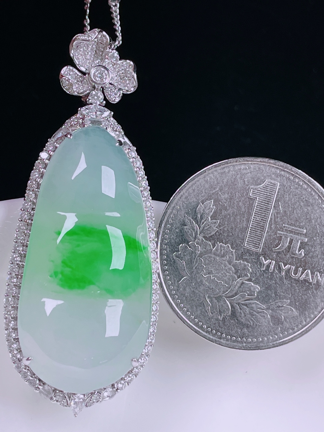 冰绿福豆，老种起光，细底通透，尺寸：48.3/19.3/9.5裸石33.2/16.6/6mm0625