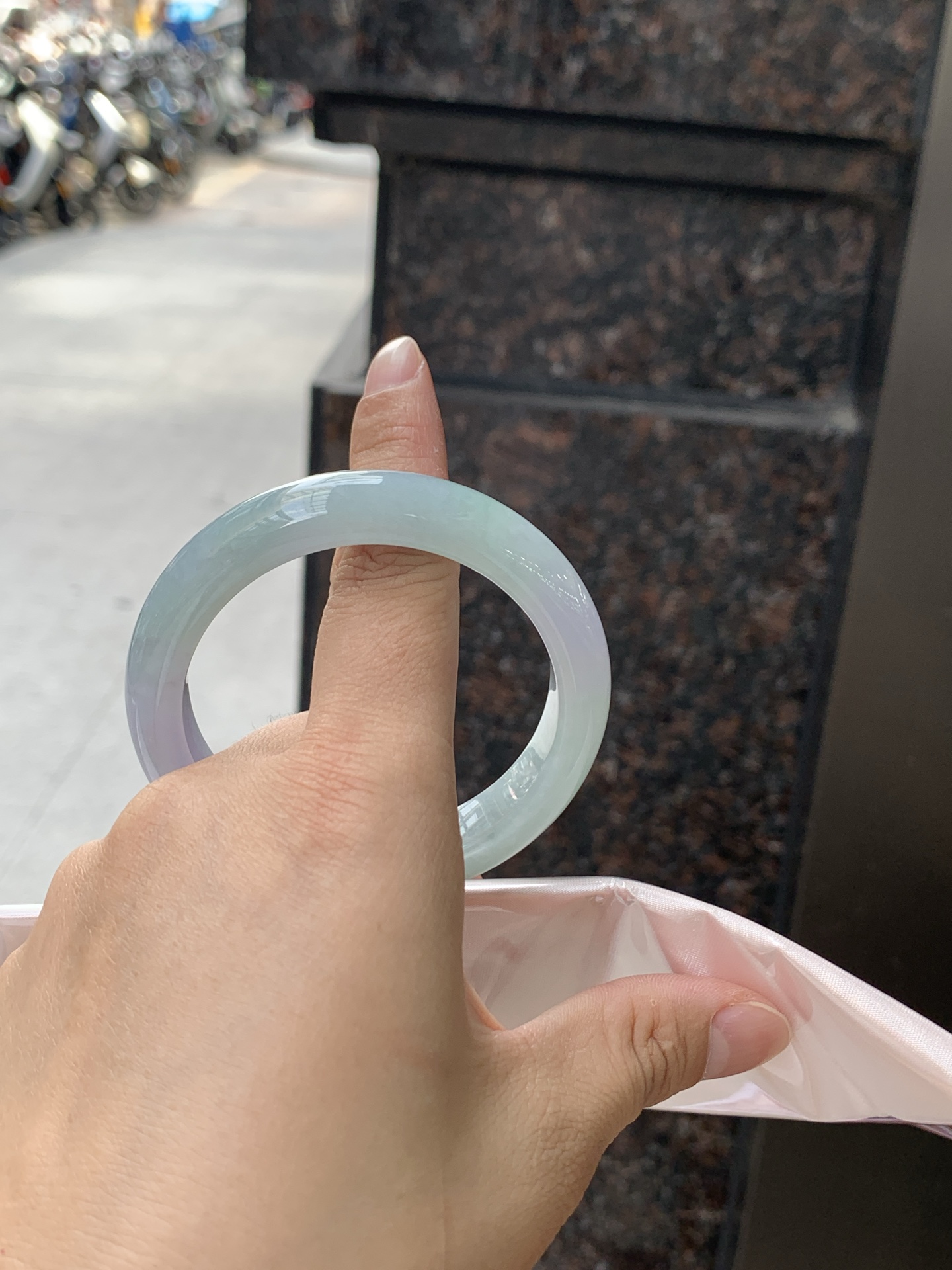 春彩正圈 0625-N930-15 无裂，淡紫底色交织翠色飘花，底妆细腻温润，色泽自然柔和，一镯双色，韵味独特，日常佩戴超显气质。