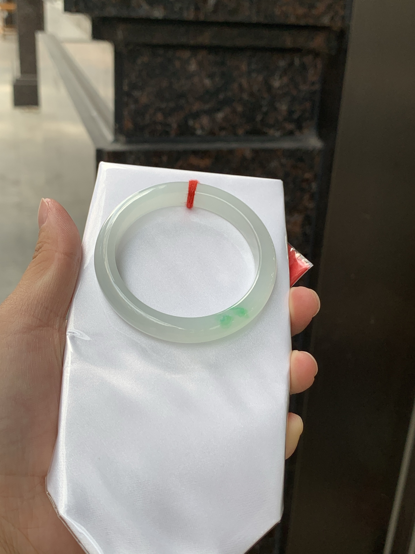 冰飘绿正圈 50.8-9.4-7.2 0625-N1065 无裂，玉质冰润细腻，清爽的底子飘一朵甜阳绿花，鲜活而灵动，犹如新冒的嫩芽，艳丽惹人