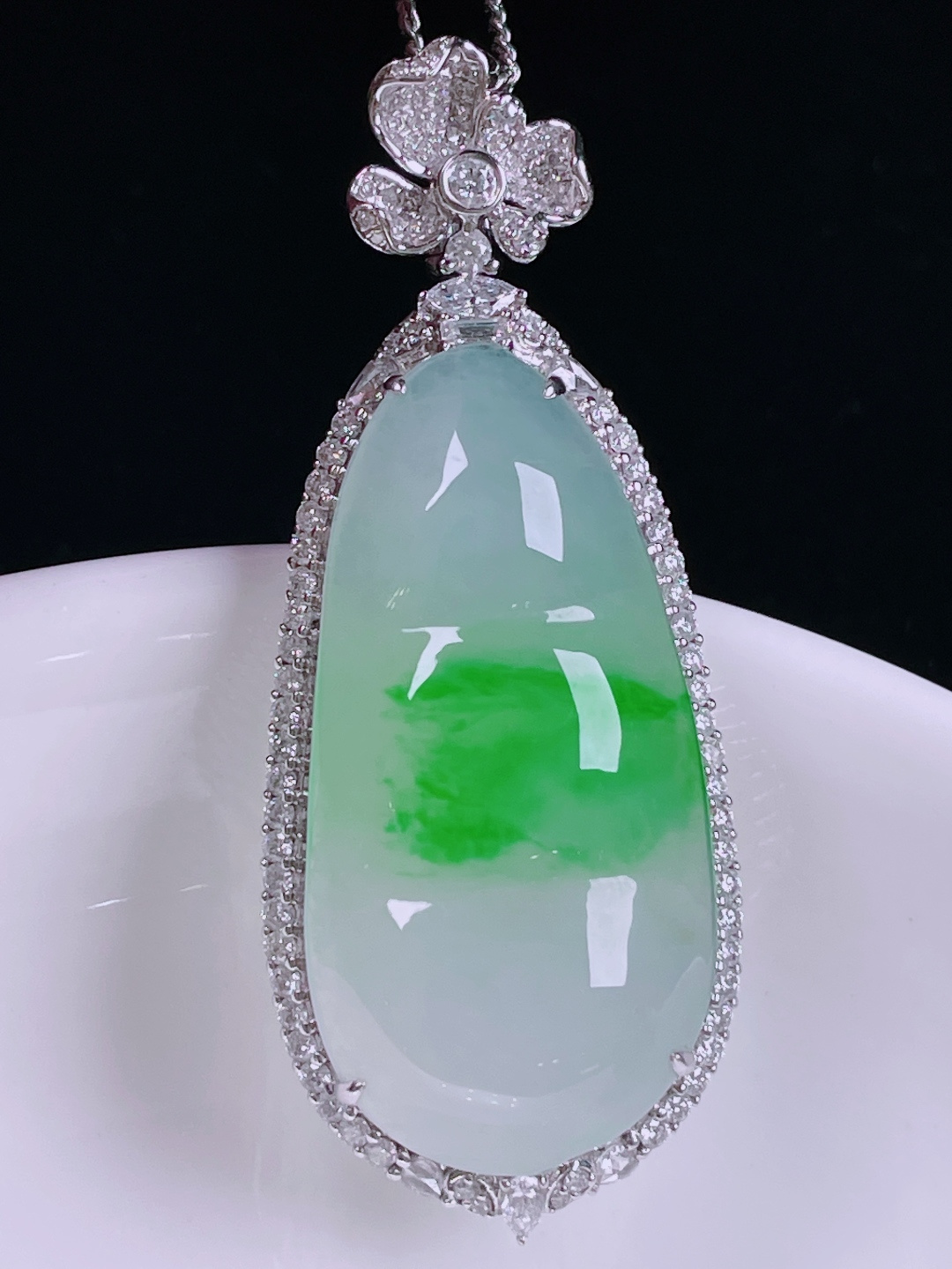 冰绿福豆，老种起光，细底通透，尺寸：48.3/19.3/9.5裸石33.2/16.6/6mm0625