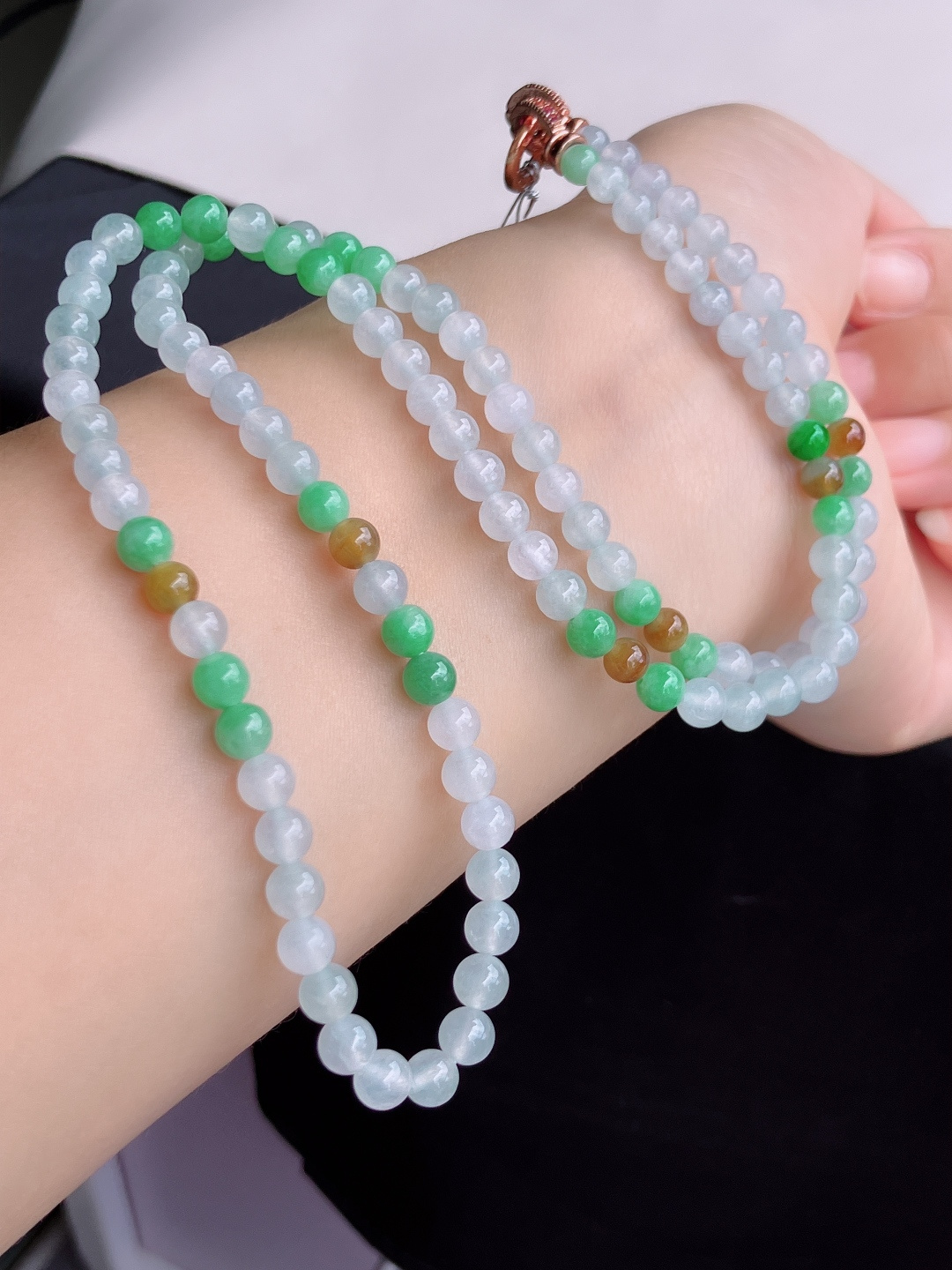 三彩珠链，晶莹剔透，特色，尺寸5.6/3圈半，自然光实拍