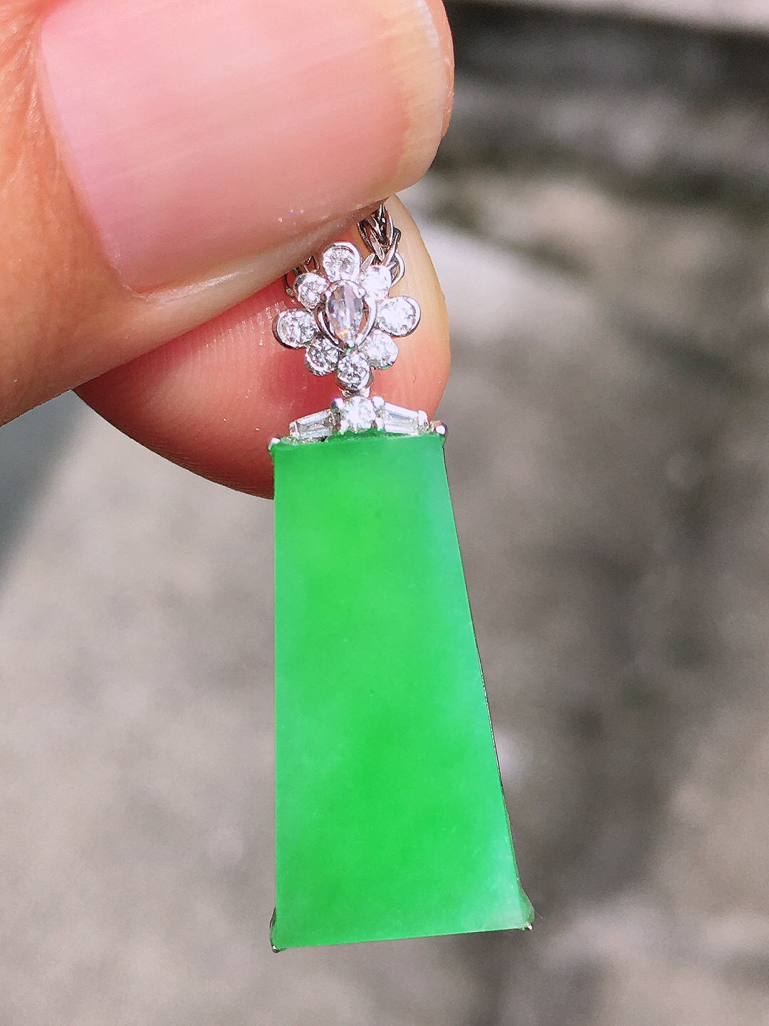 阳绿无事牌吊坠，色泽均匀艳丽，玉质细腻，荧光感超
强，饱满圆润，简单大方，尽显优雅气质，18k
金豪