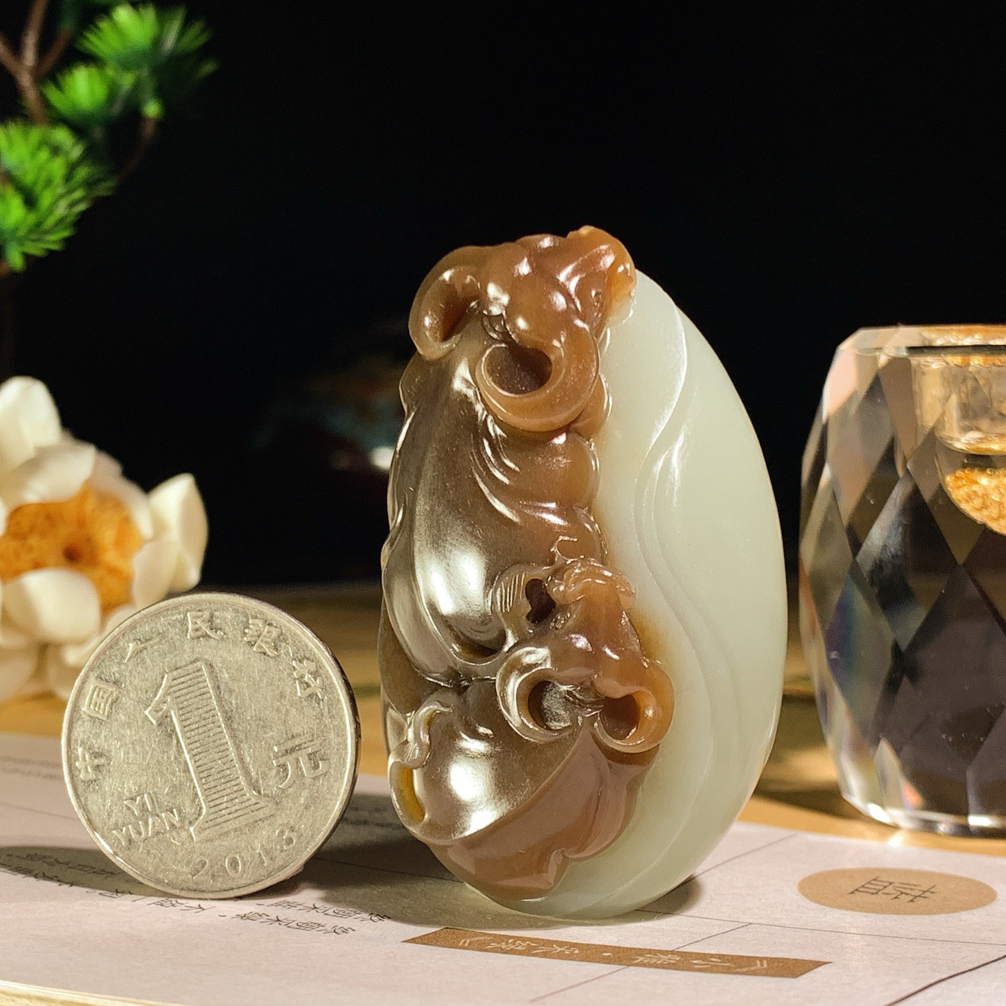 新疆和田玉且末料扭转乾坤牛挂件！尺寸54/33/21重62克 玉质细腻油润 底色纯净 脂粉好，品质好。lt260625