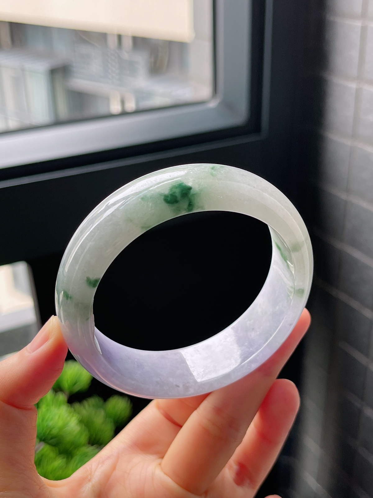 圈口59，糯化春带彩飘花紫罗兰翡翠宽版翡翠手镯