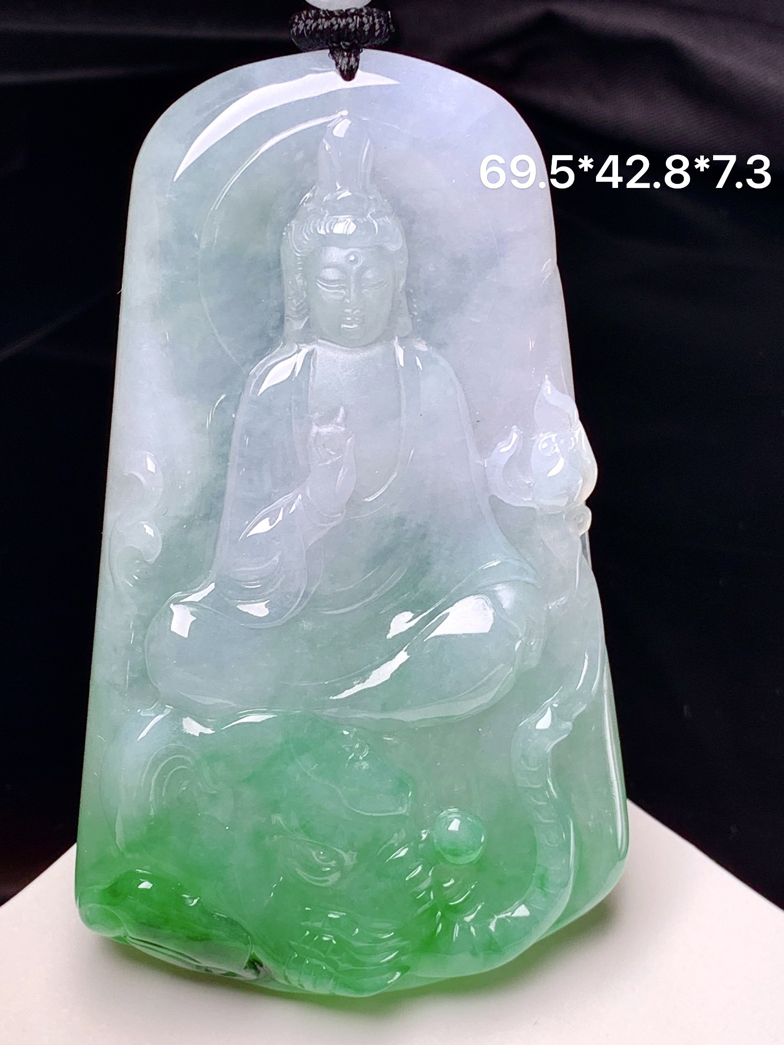 飘绿观音菩萨吊坠 玉质细腻 色泽艳丽清新 整体尺寸69.5*42.8*7.3 w1