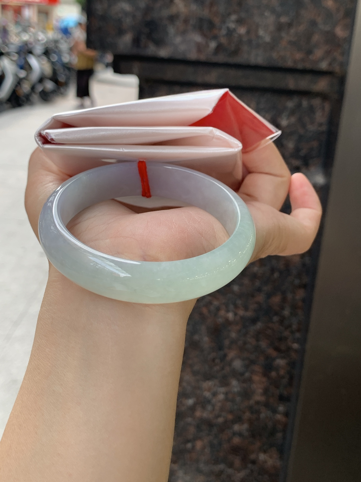 春彩正圈 57.4-13.6-6.8 0625-N1060 无裂，淡紫底色交织翠色飘花，底妆细腻温润，色泽自然柔和，一镯双色，韵味独特，日常佩戴超显气质。
