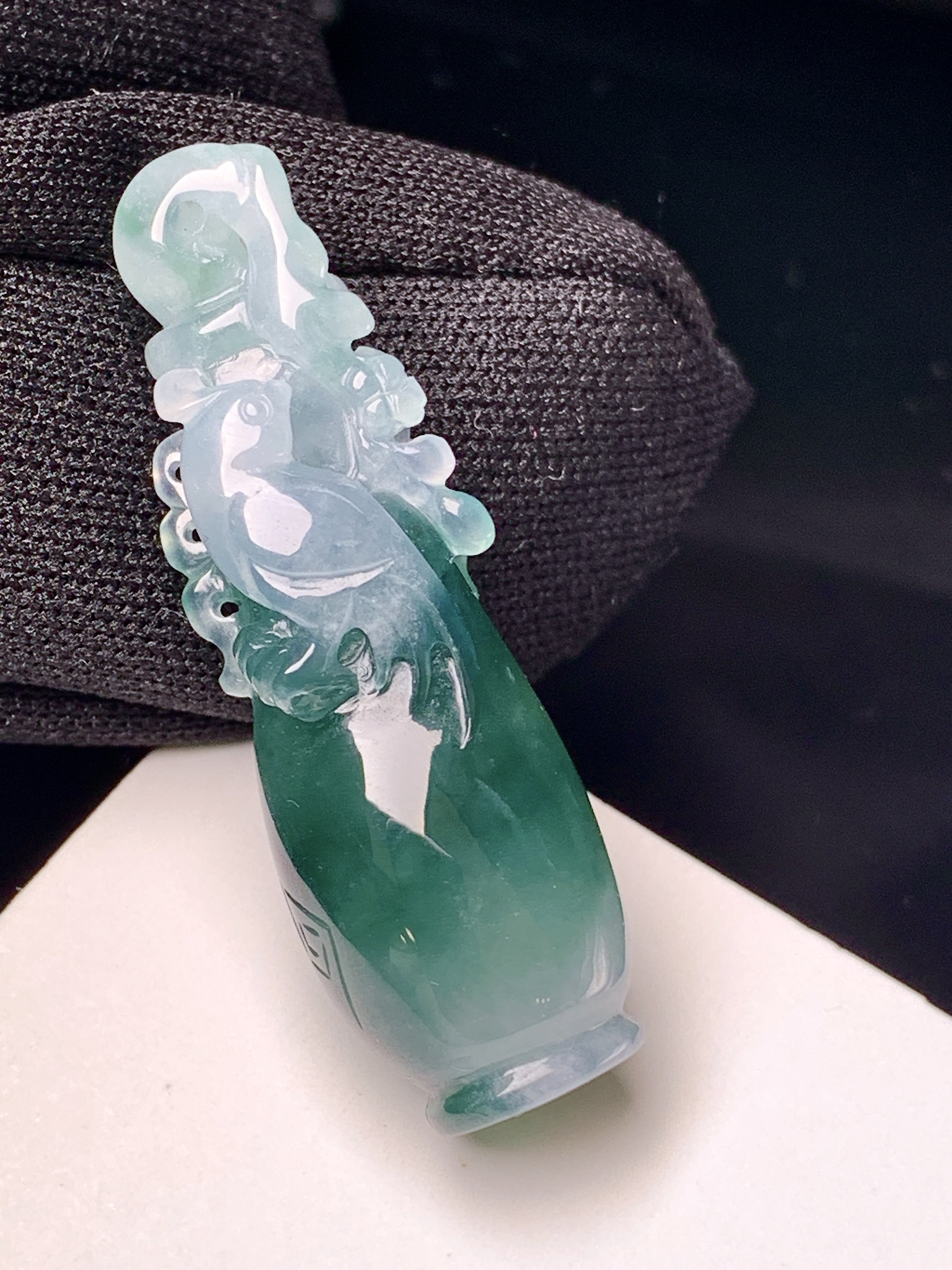 冰油喜鹊青花瓶吊坠 玉质细腻 色泽艳丽清新 整体尺寸38.8*12.3*10 c1