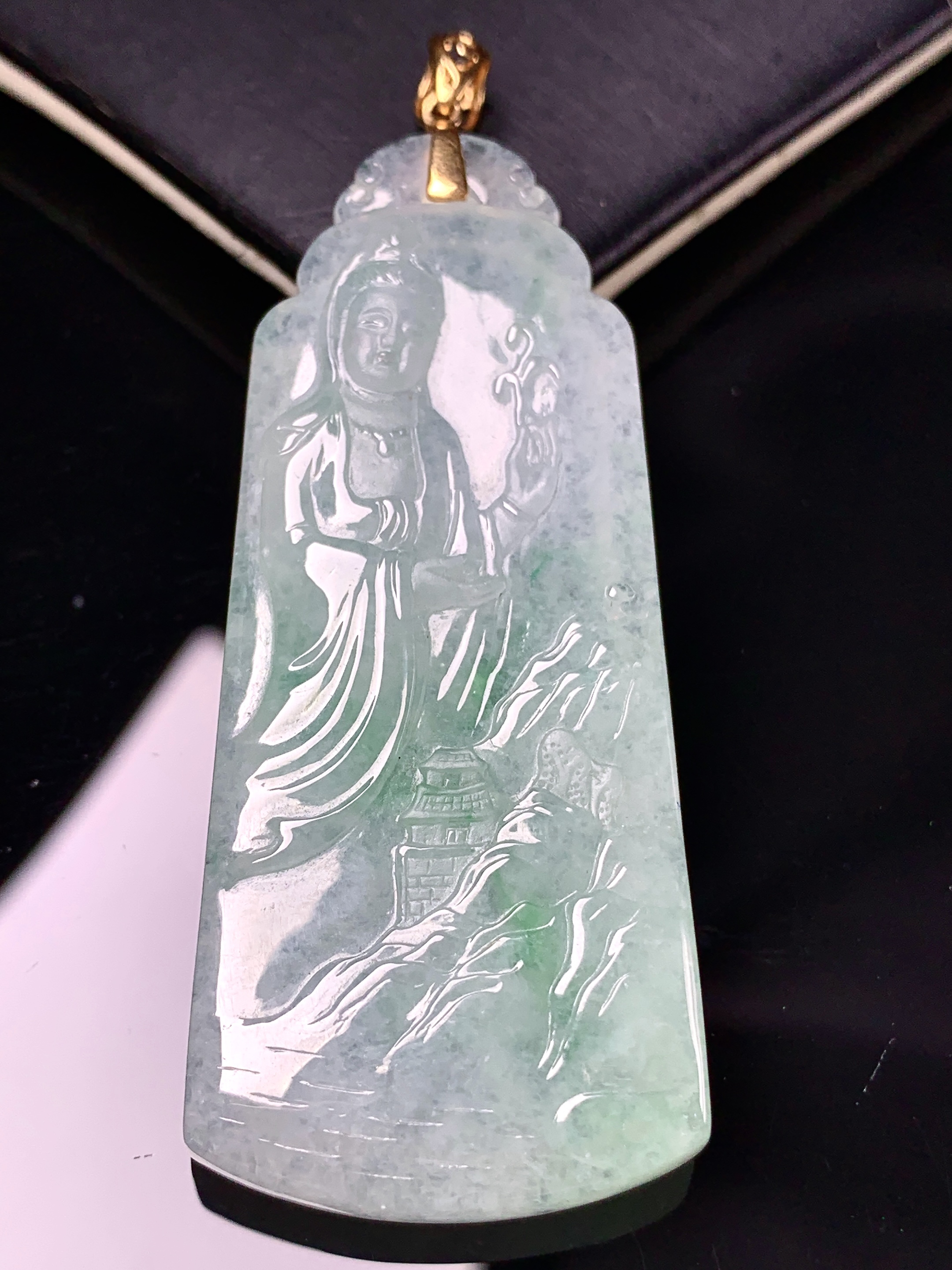 18k金镶嵌飘绿山水观音菩萨吊坠 玉质细腻 色泽艳丽清新 整体尺寸66.7*25.5*6.6 j1