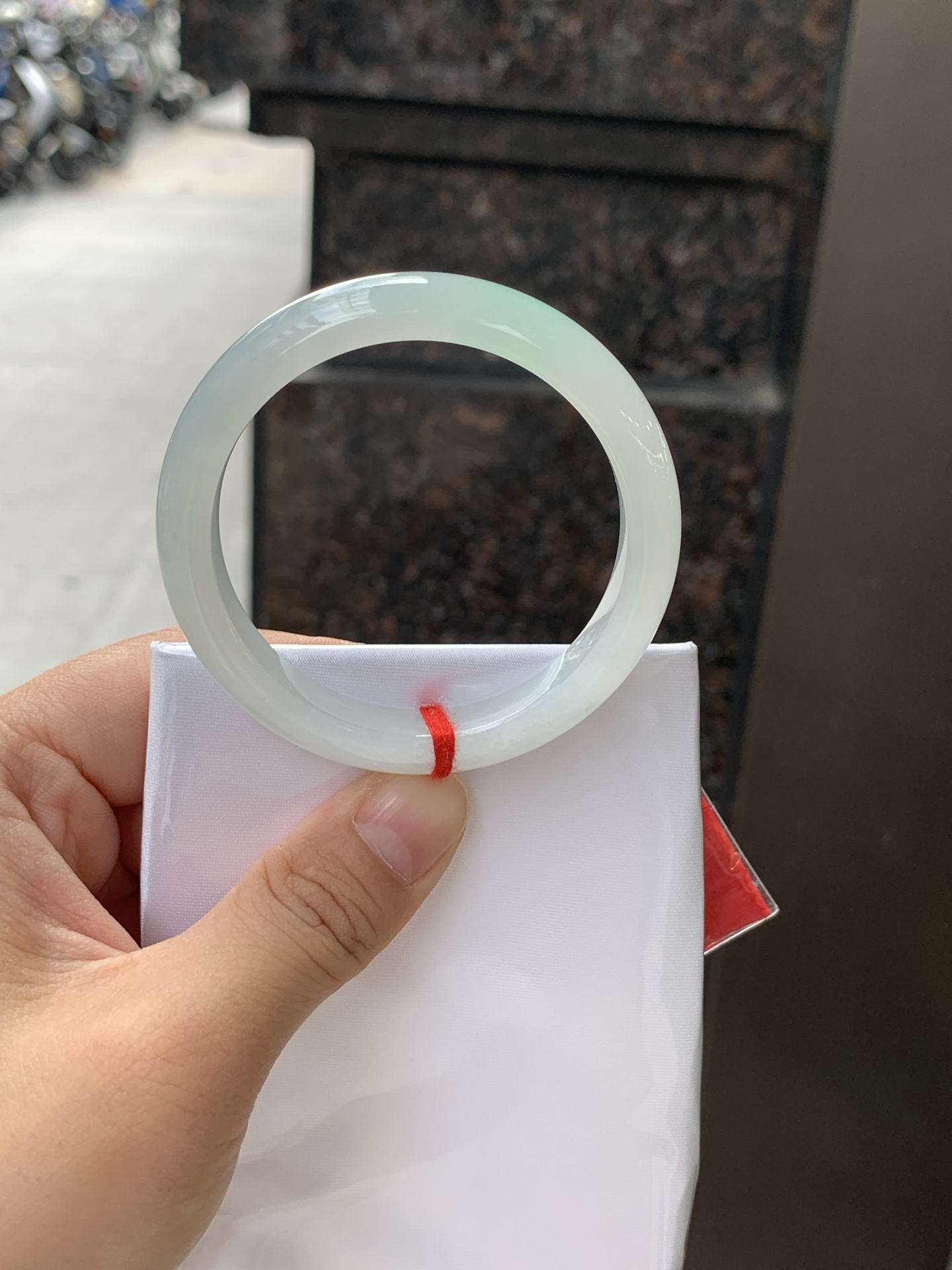 冰飘绿正圈 50.8-9.4-7.2 0625-N1065 无裂，玉质冰润细腻，清爽的底子飘一朵甜阳绿花，鲜活而灵动，犹如新冒的嫩芽，艳丽惹人
