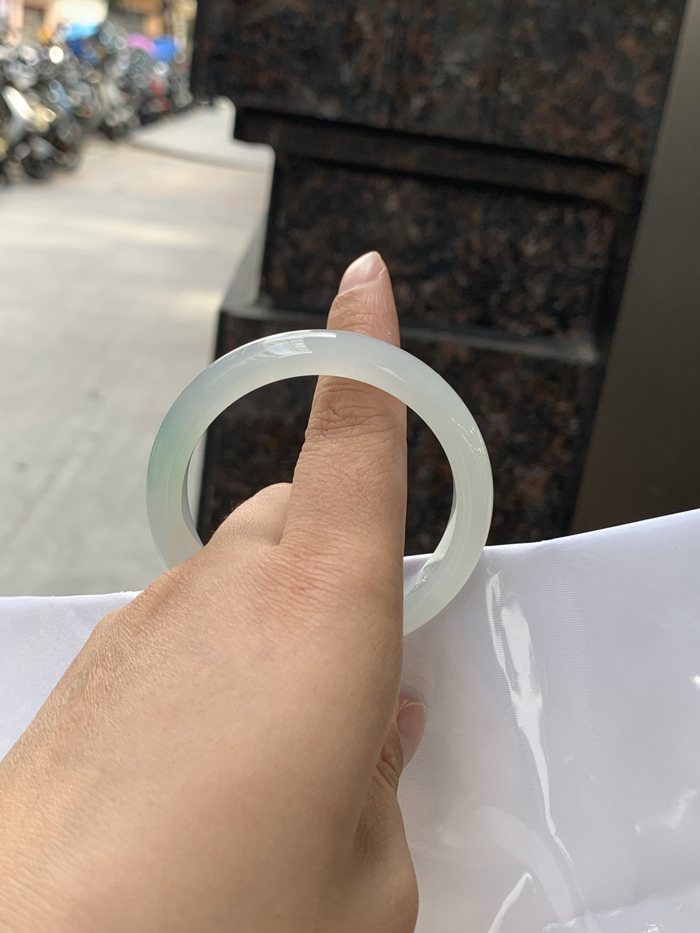 冰飘绿正圈 50.8-9.4-7.2 0625-N1065 无裂，玉质冰润细腻，清爽的底子飘一朵甜阳绿花，鲜活而灵动，犹如新冒的嫩芽，艳丽惹人