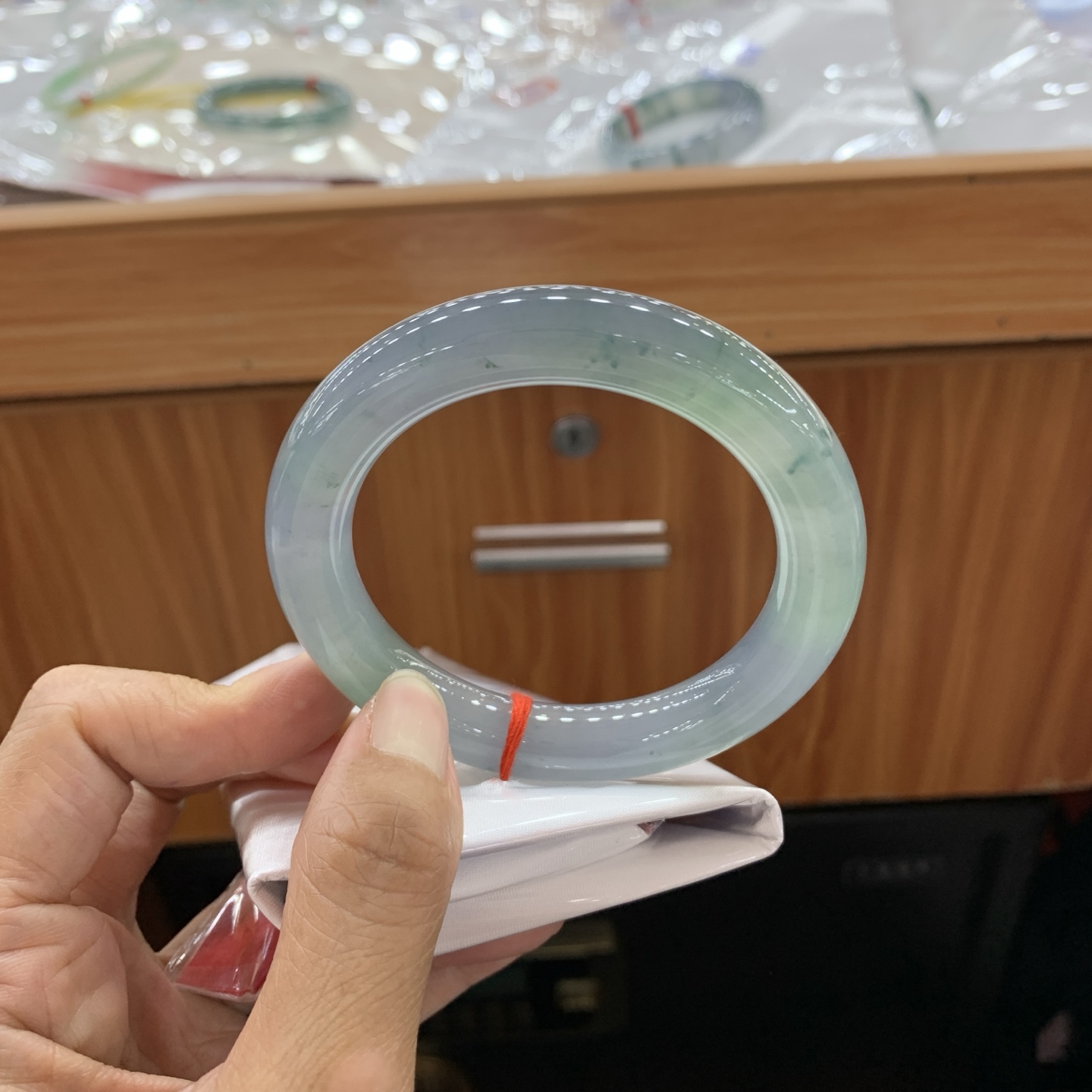 冰双彩飘花圆条翡翠手镯 57-11