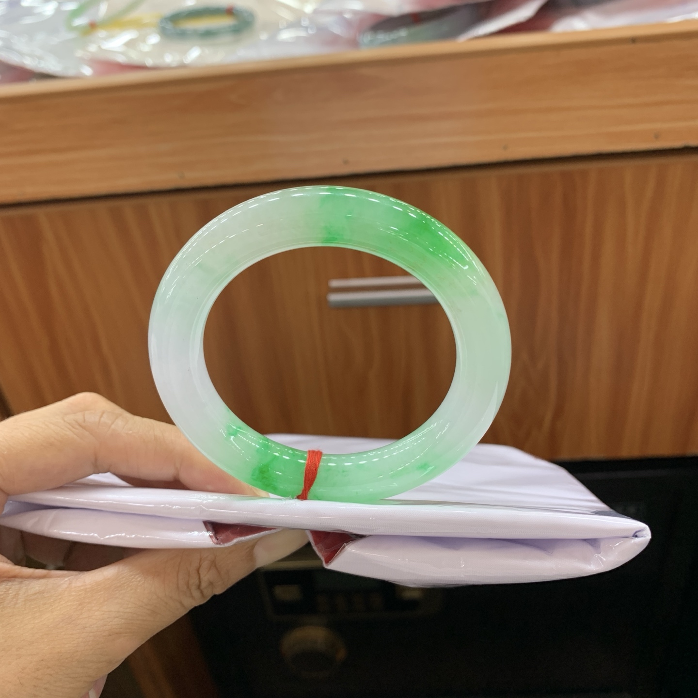 062434XY 飘绿圆条翡翠手镯 55.4-11.2