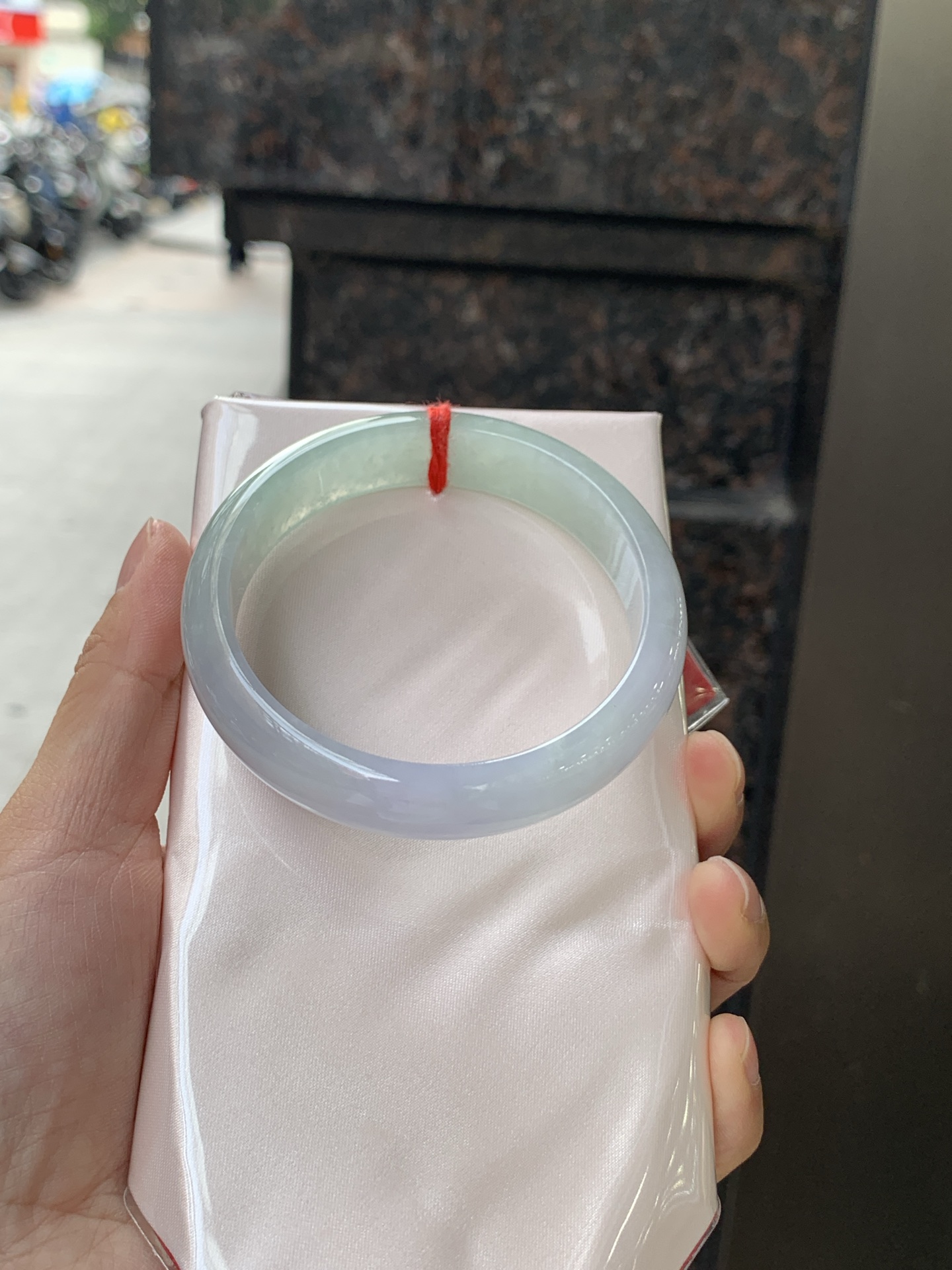 春彩正圈 57.4-13.6-6.8 0625-N1060 无裂，淡紫底色交织翠色飘花，底妆细腻温润，色泽自然柔和，一镯双色，韵味独特，日常佩戴超显气质。