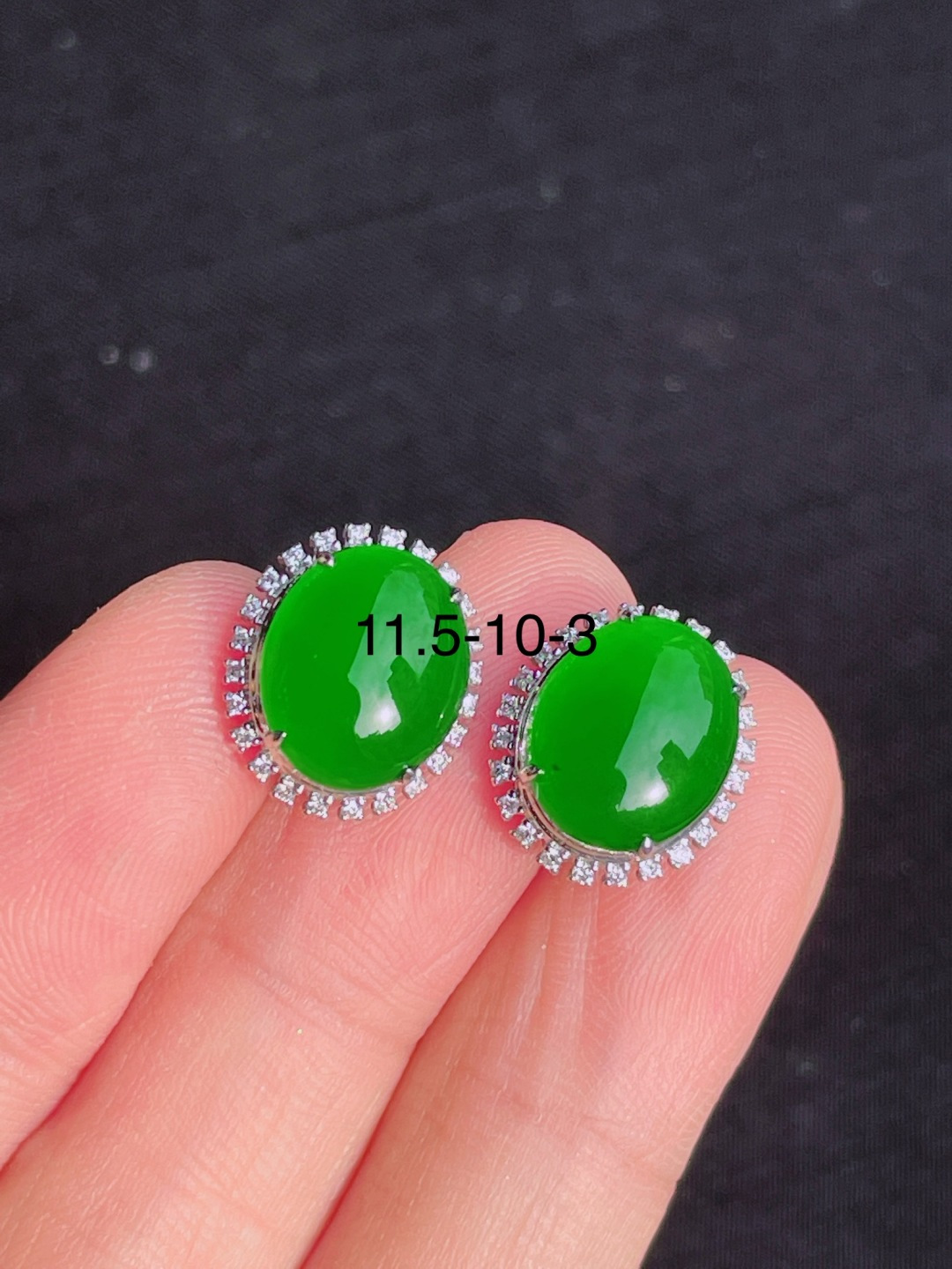 ️绿蛋面耳钉 晶莹剔透，新颖时尚，无裂，11.5-10-3