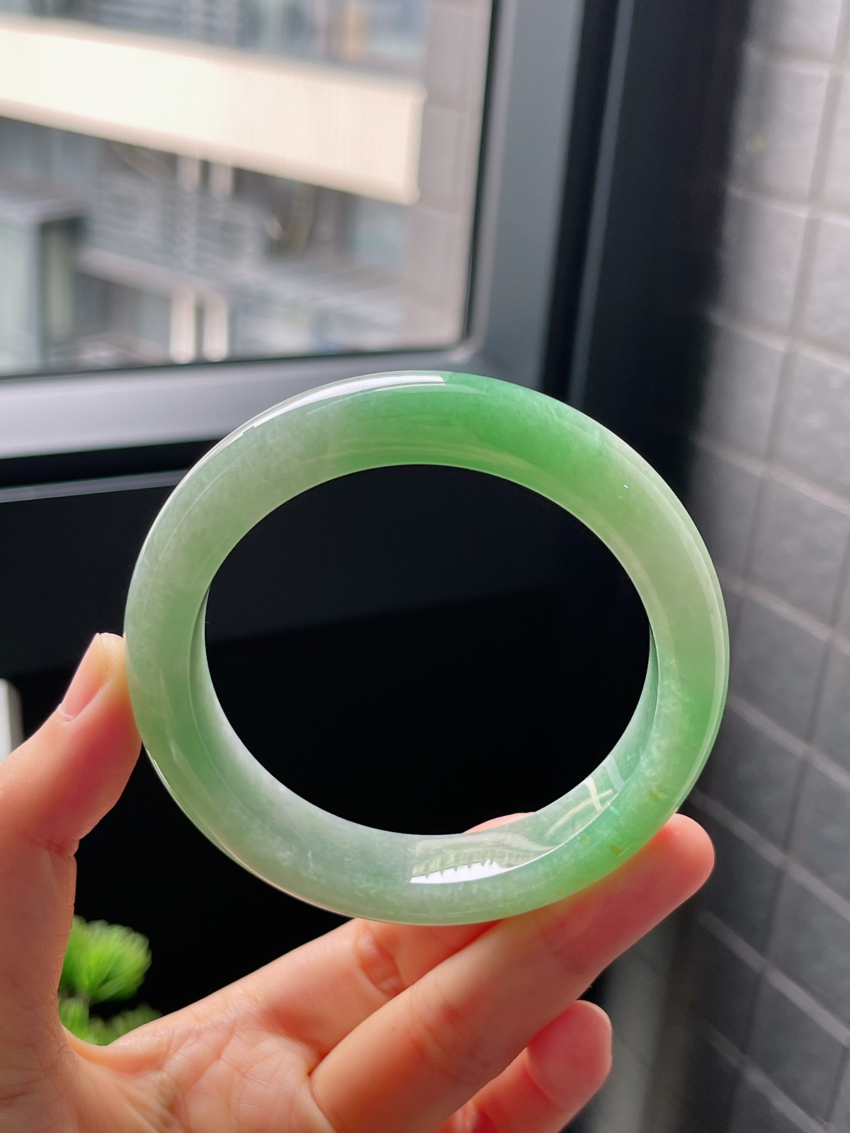 圈口58，糯化果绿底飘花翡翠正圈手镯