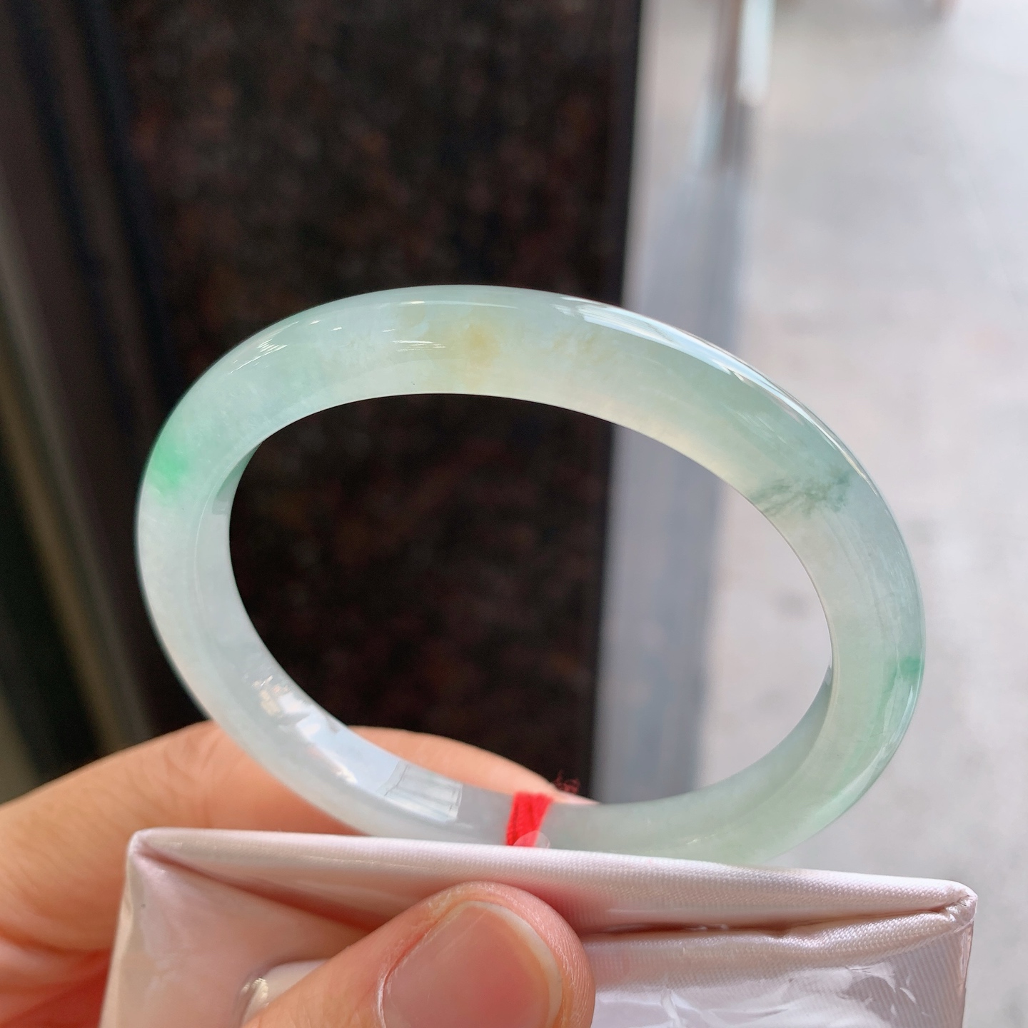 贵妃冰飘绿 无裂 尺寸：53/46/7/6.8 小圈口